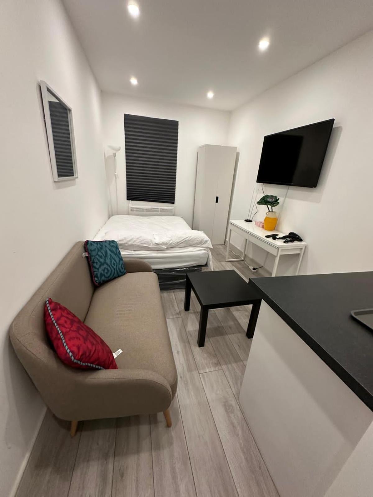 One-Bedroom Apartment photo 1