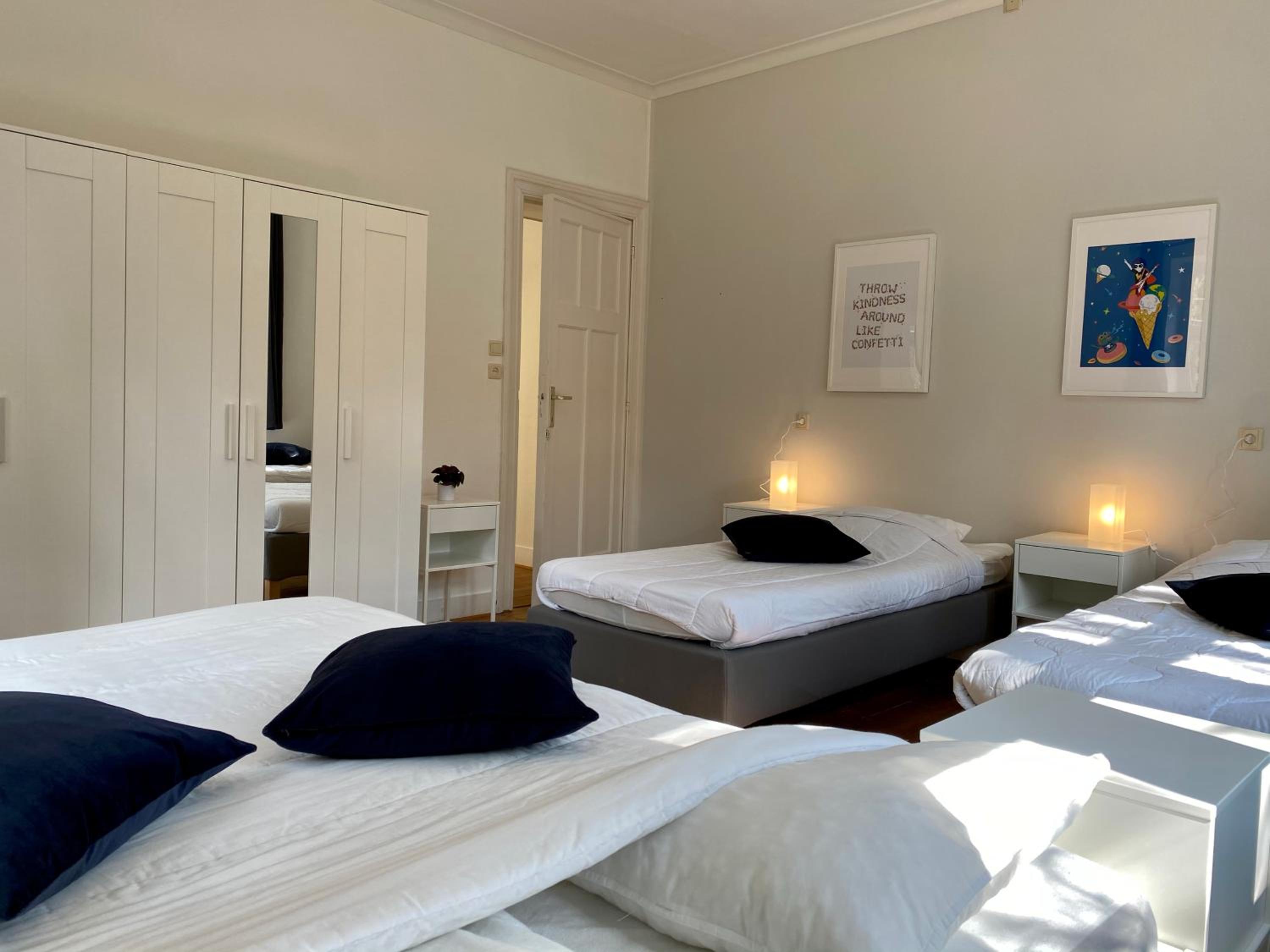 Six-Bedroom House photo 1