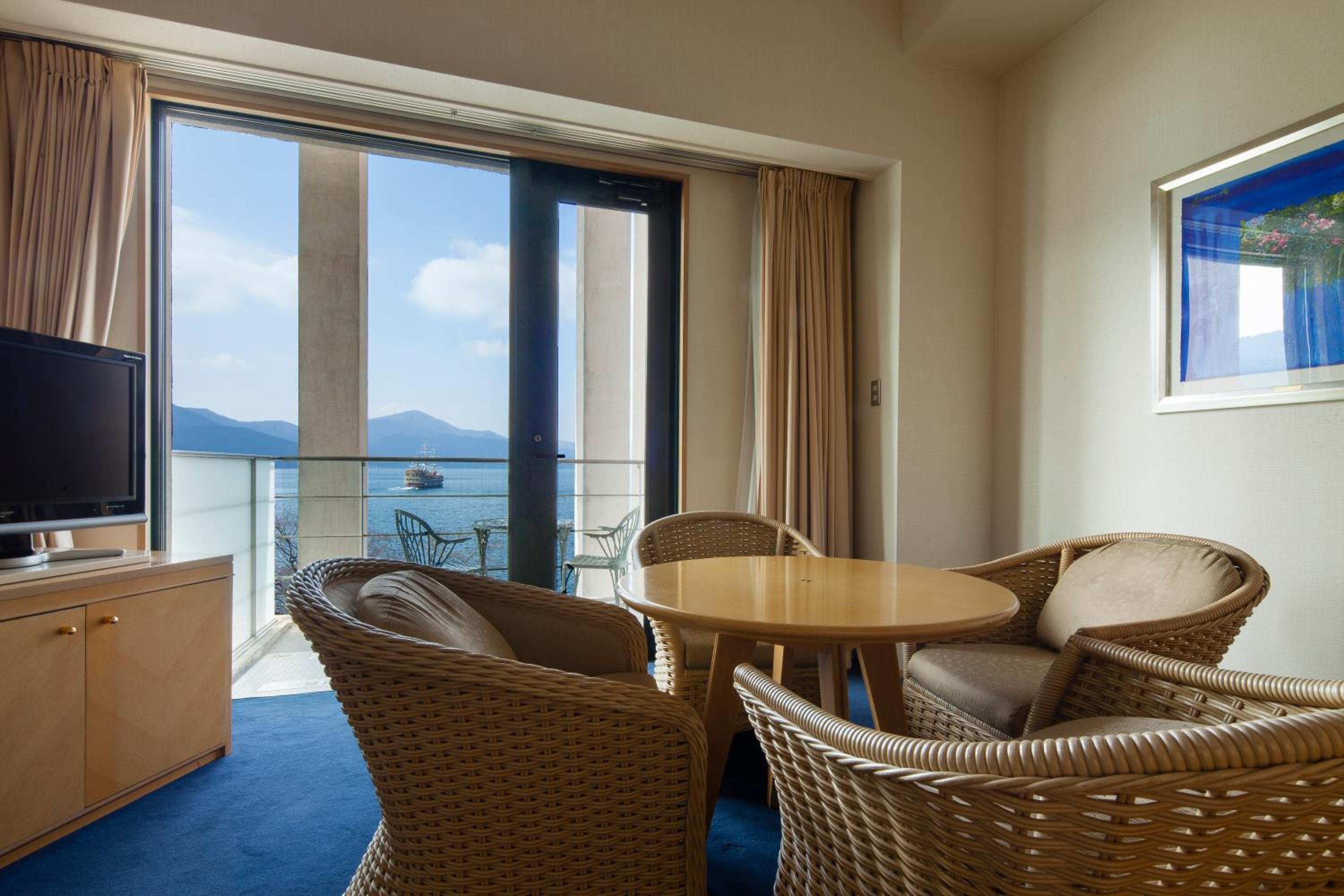 Junior Suite with Balcony and Lake View - Photo 6