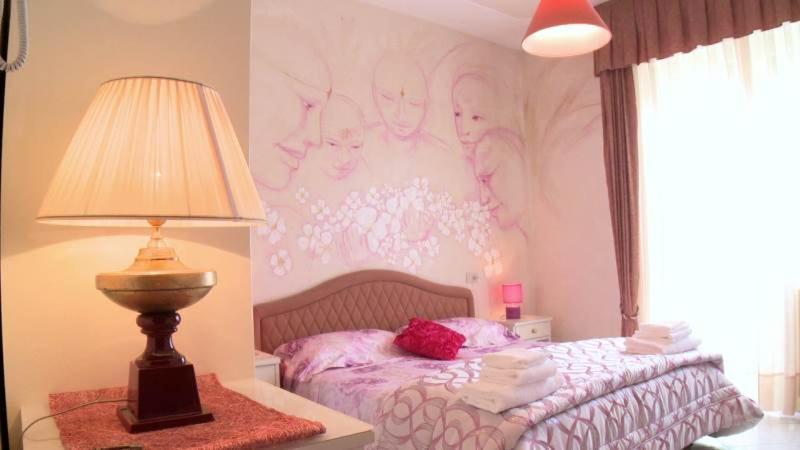 Double Room with Balcony - Photo 10