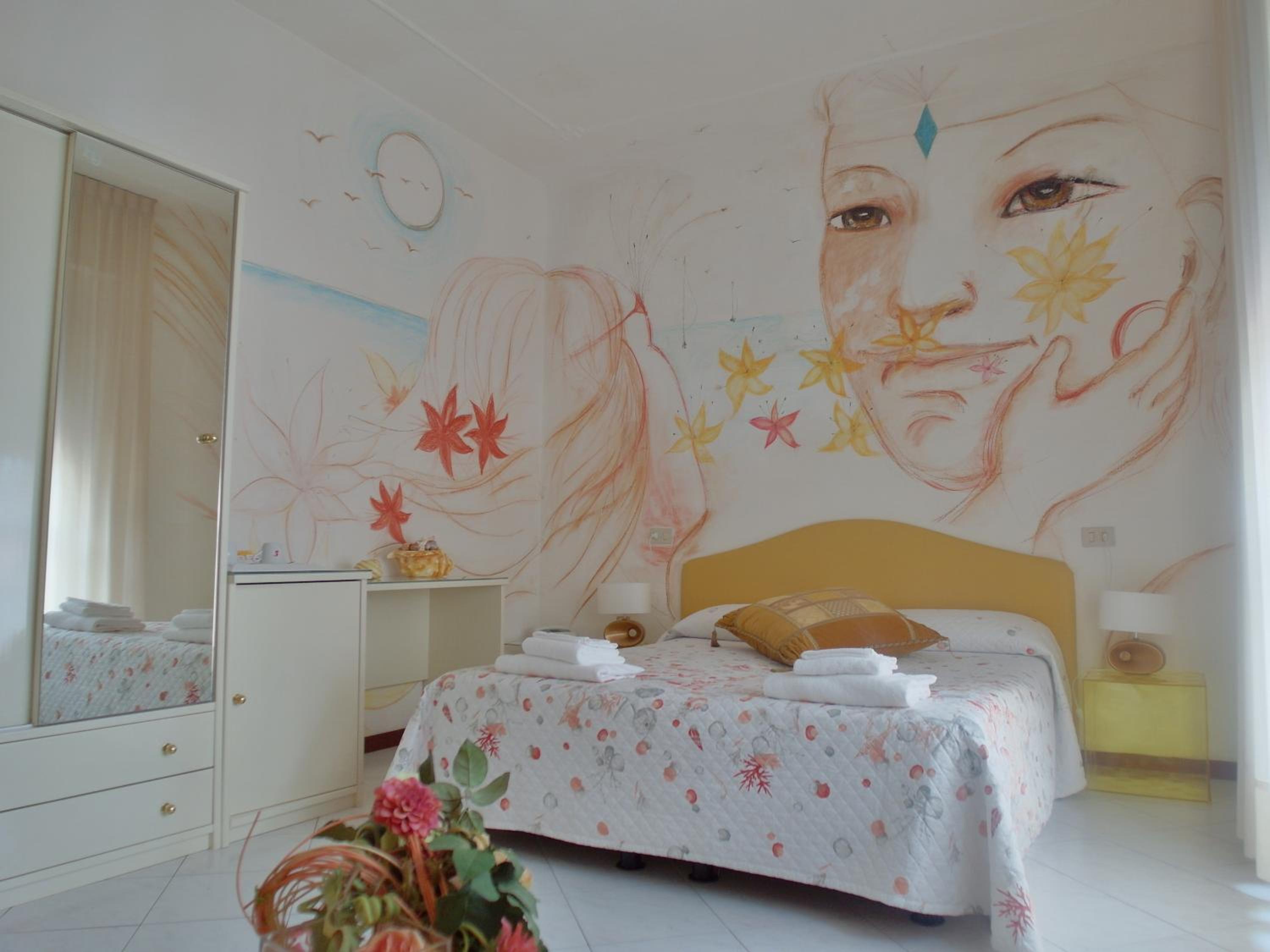 Double Room with Balcony - Photo 11