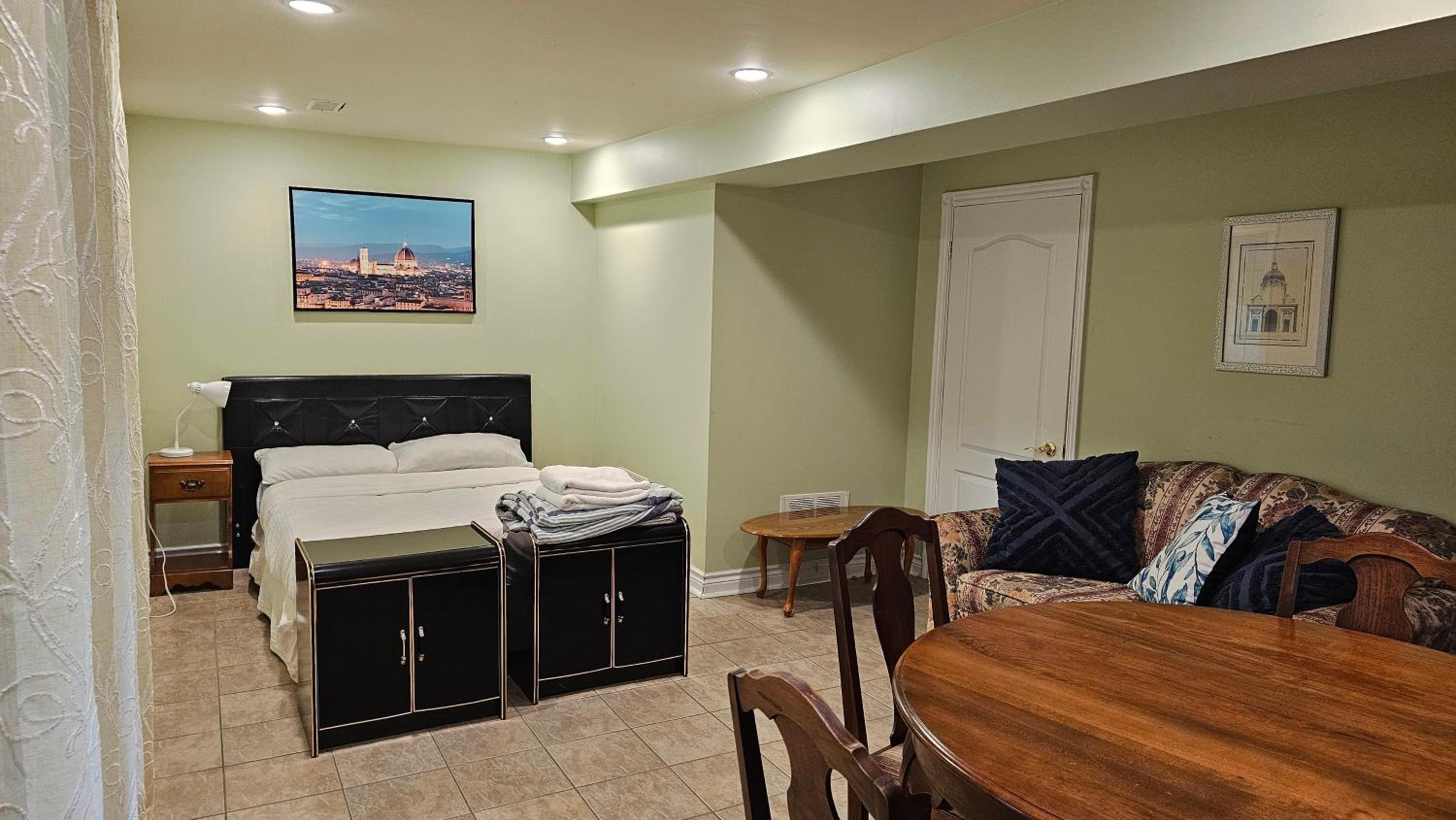 Five-Bedroom House photo 1