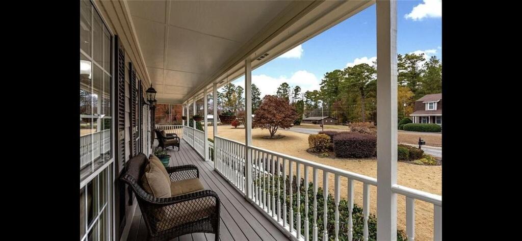 Six-Bedroom House photo 2