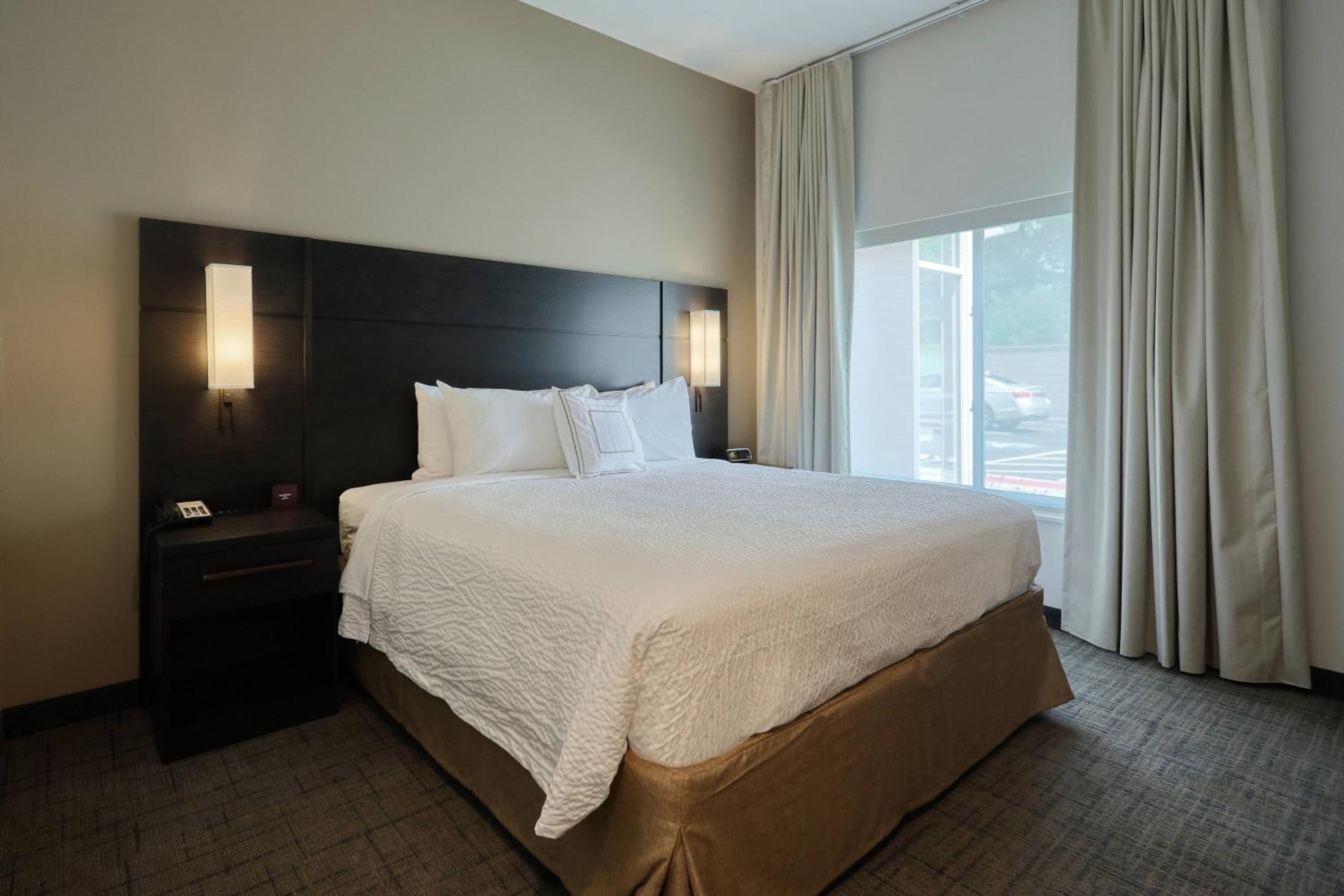 1 Bedroom Suite, 1 King, Sofa bed - Photo 5