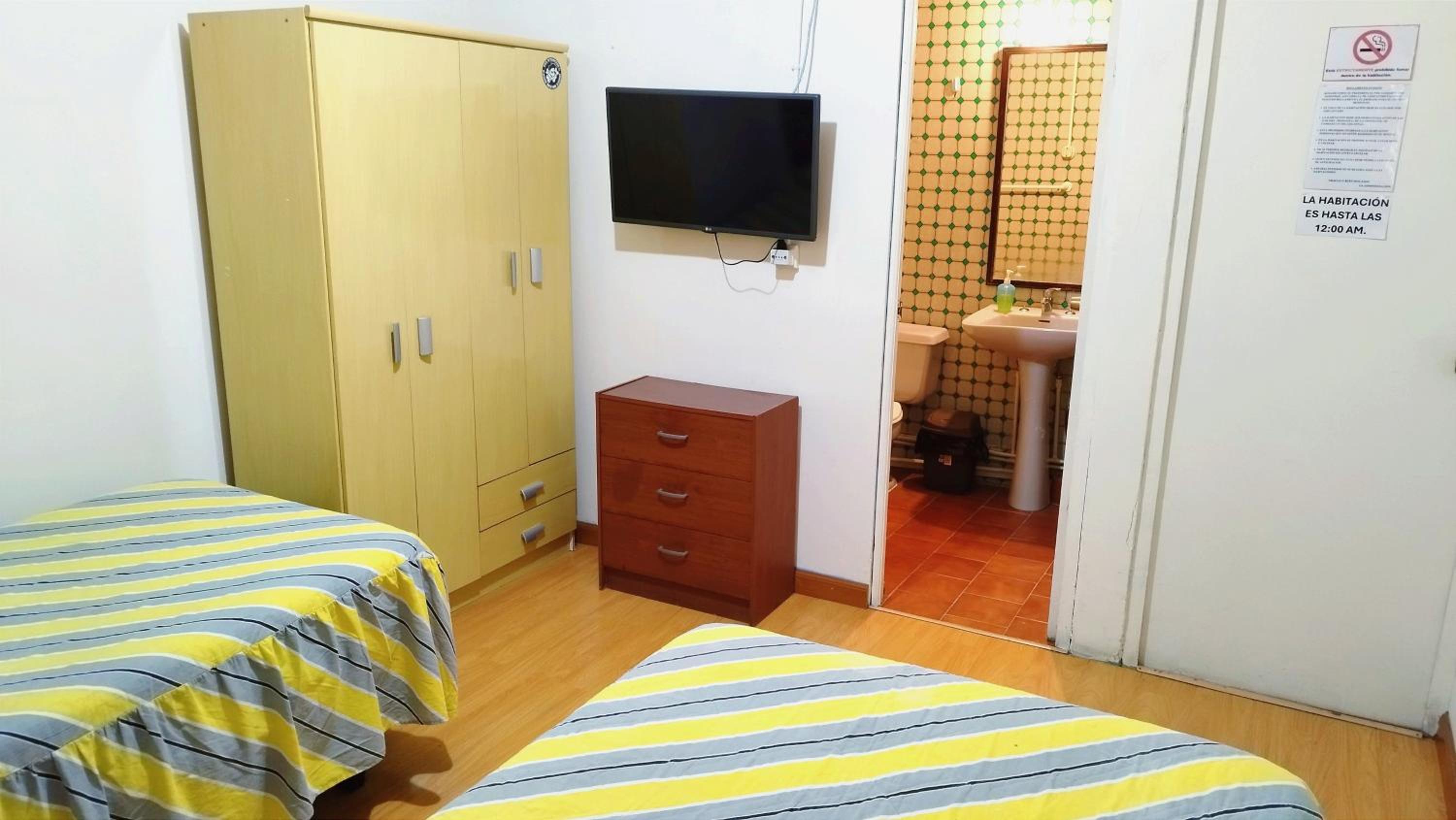 Twin Room with Private Bathroom photo 2