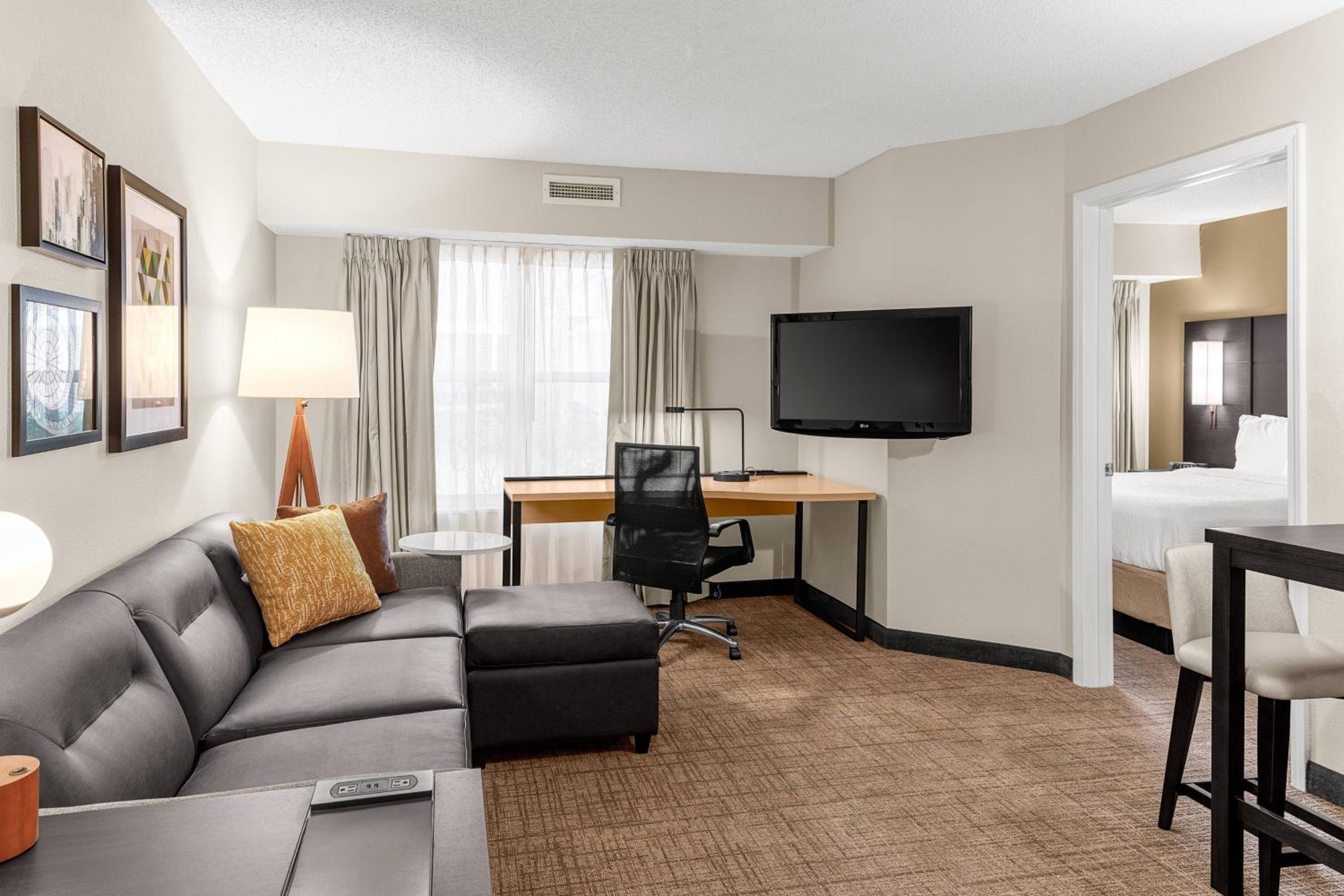 One-Bedroom Queen Suite with Sofa Bed - Non-Smoking - Photo 4