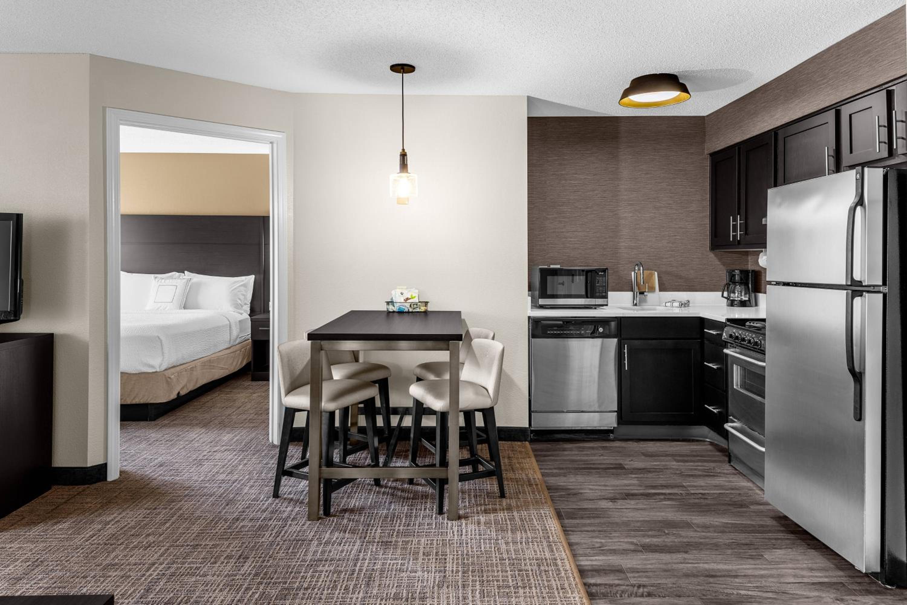 Two-Bedroom Queen Suite - Photo 6
