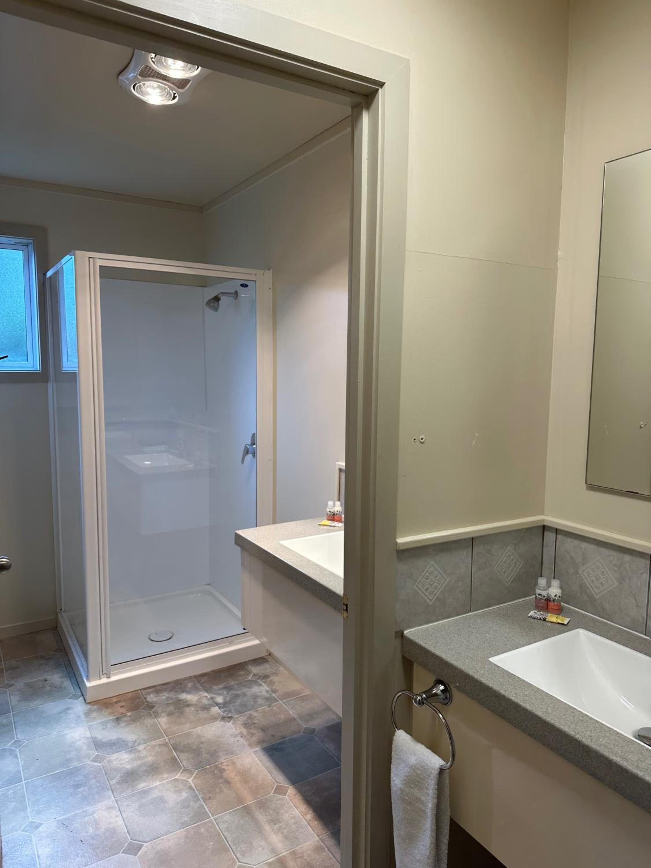 Two-Bedroom Apartment with Private Bathroom  - Photo 5