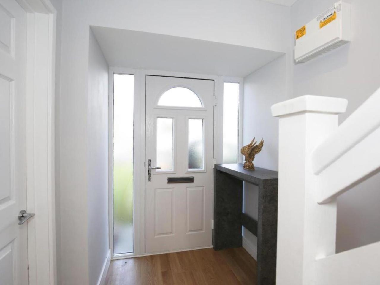Three-Bedroom House photo 2