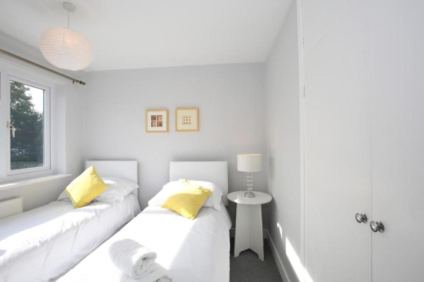 Three-Bedroom House photo 3