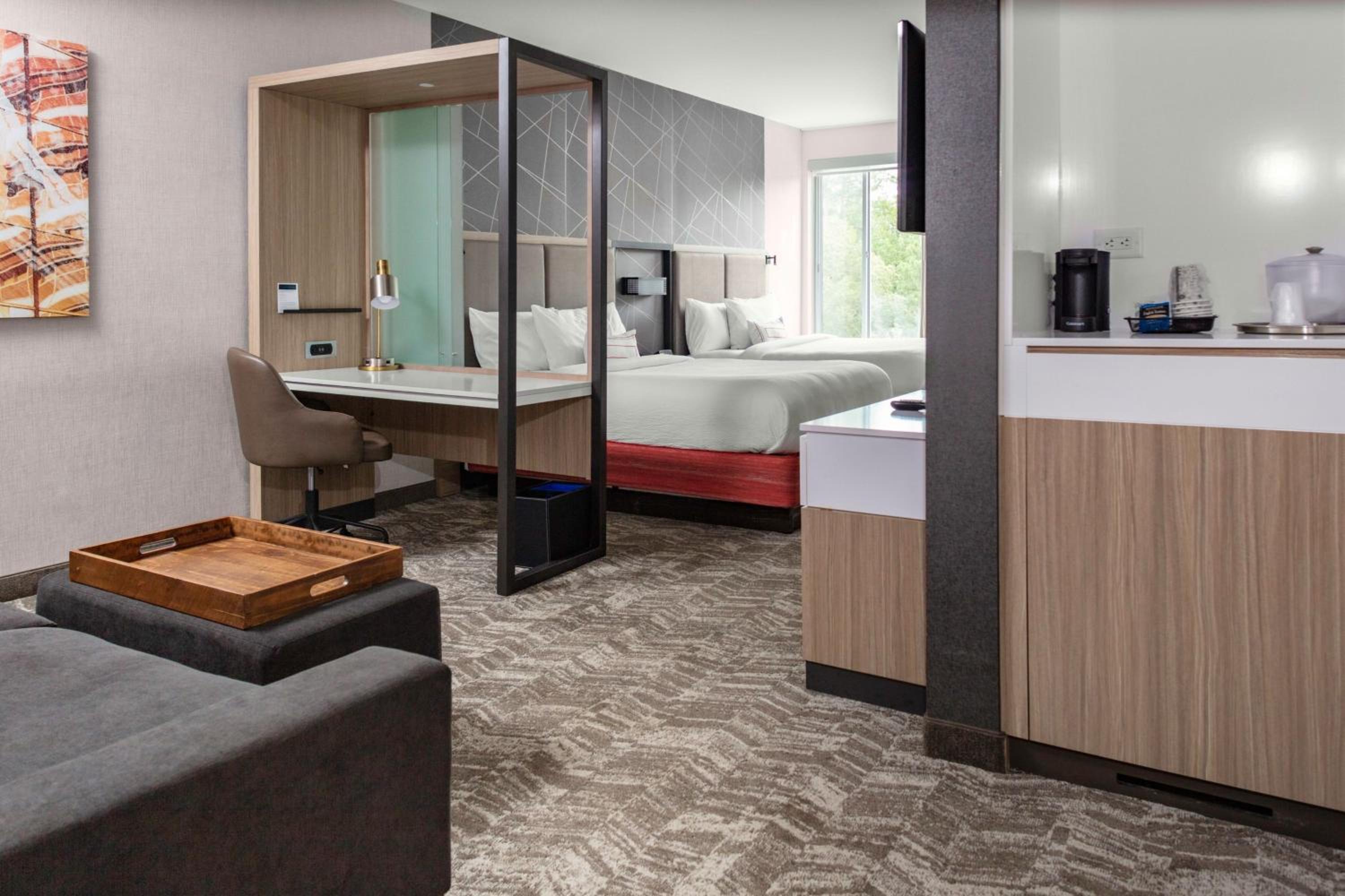 Suite with 2 Queen Trundle Beds 