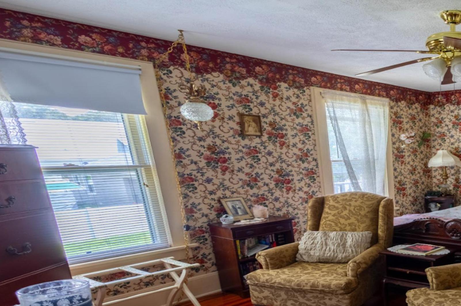 Queen Room photo 2