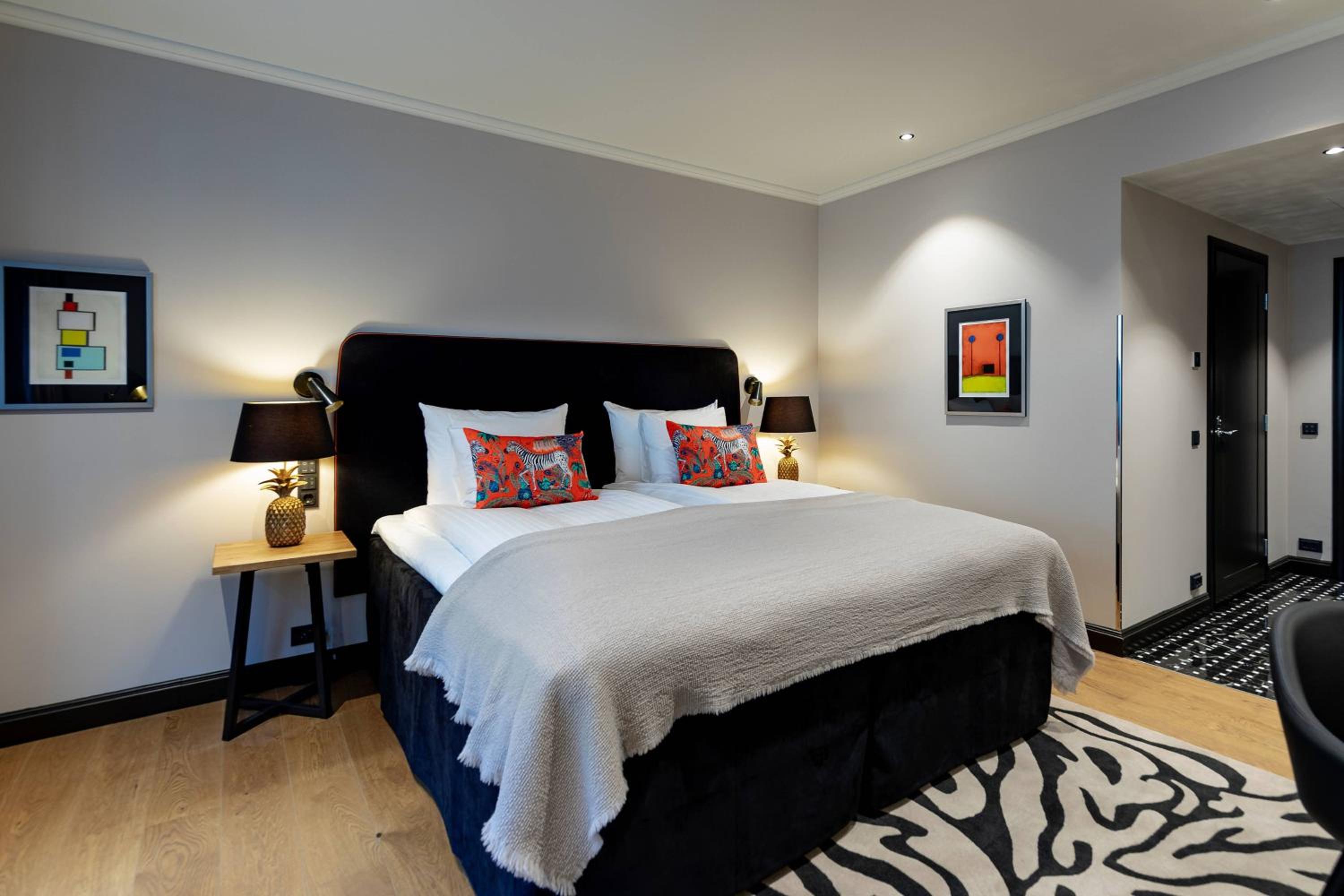 Trendy, 1 King bed  - Photo 2