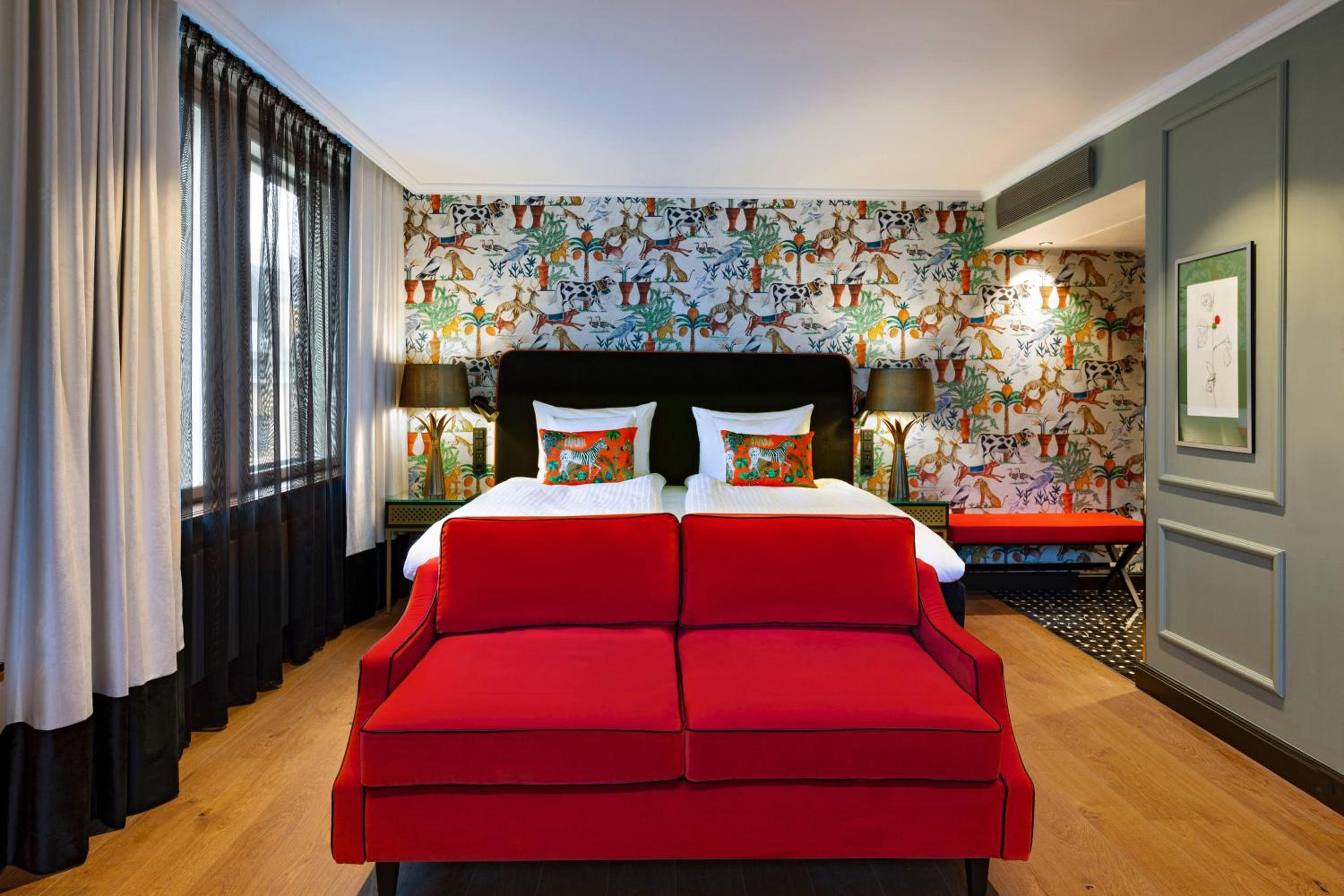Corner, Larger Guest room, 1 King - Photo 4