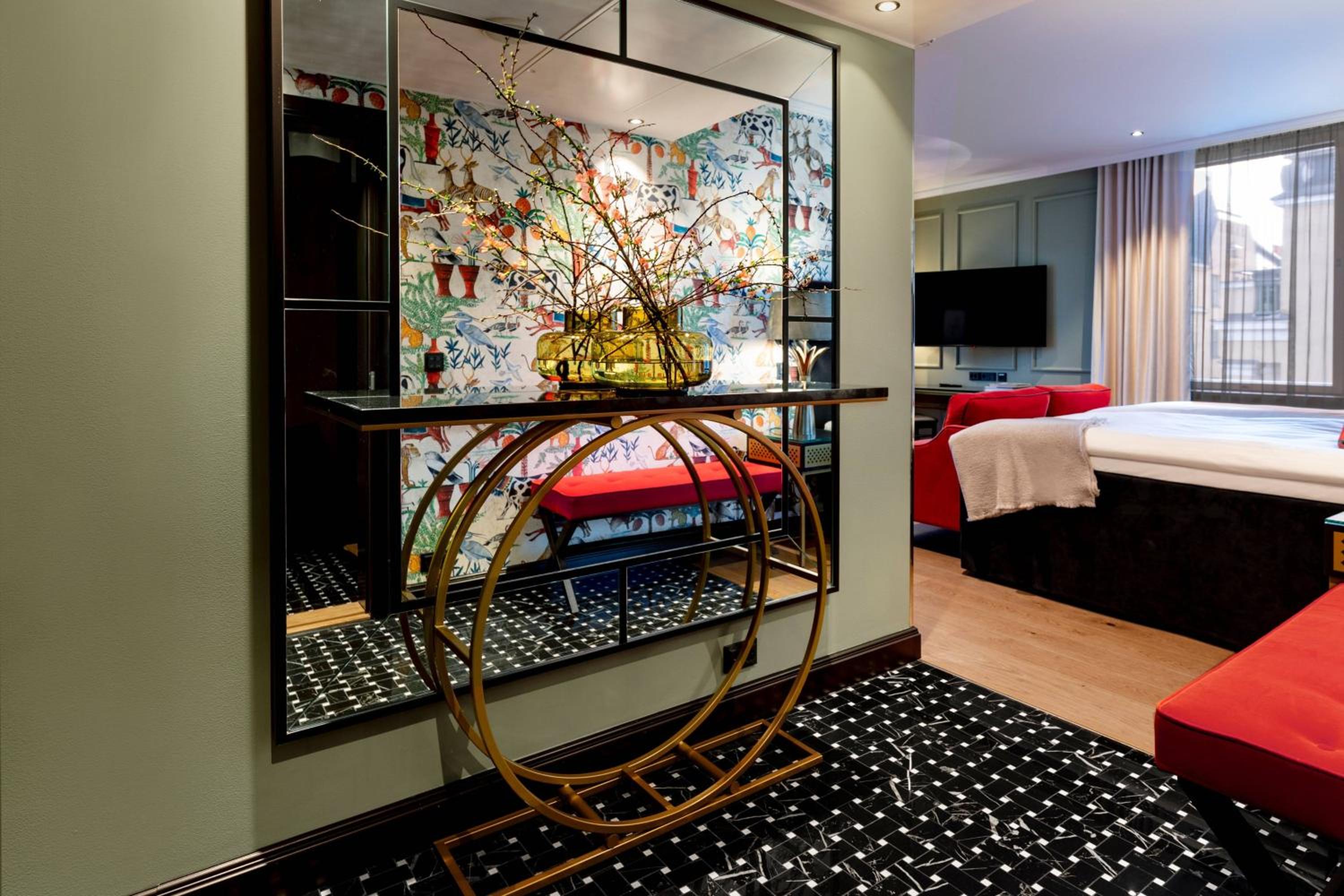 Corner, Larger Guest room, 1 King - Photo 3