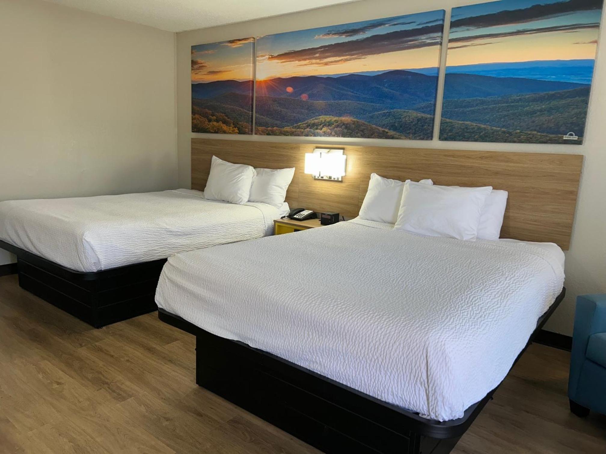 Queen Room with Two Queen Beds - Mobility Access/Smoking - Photo 1