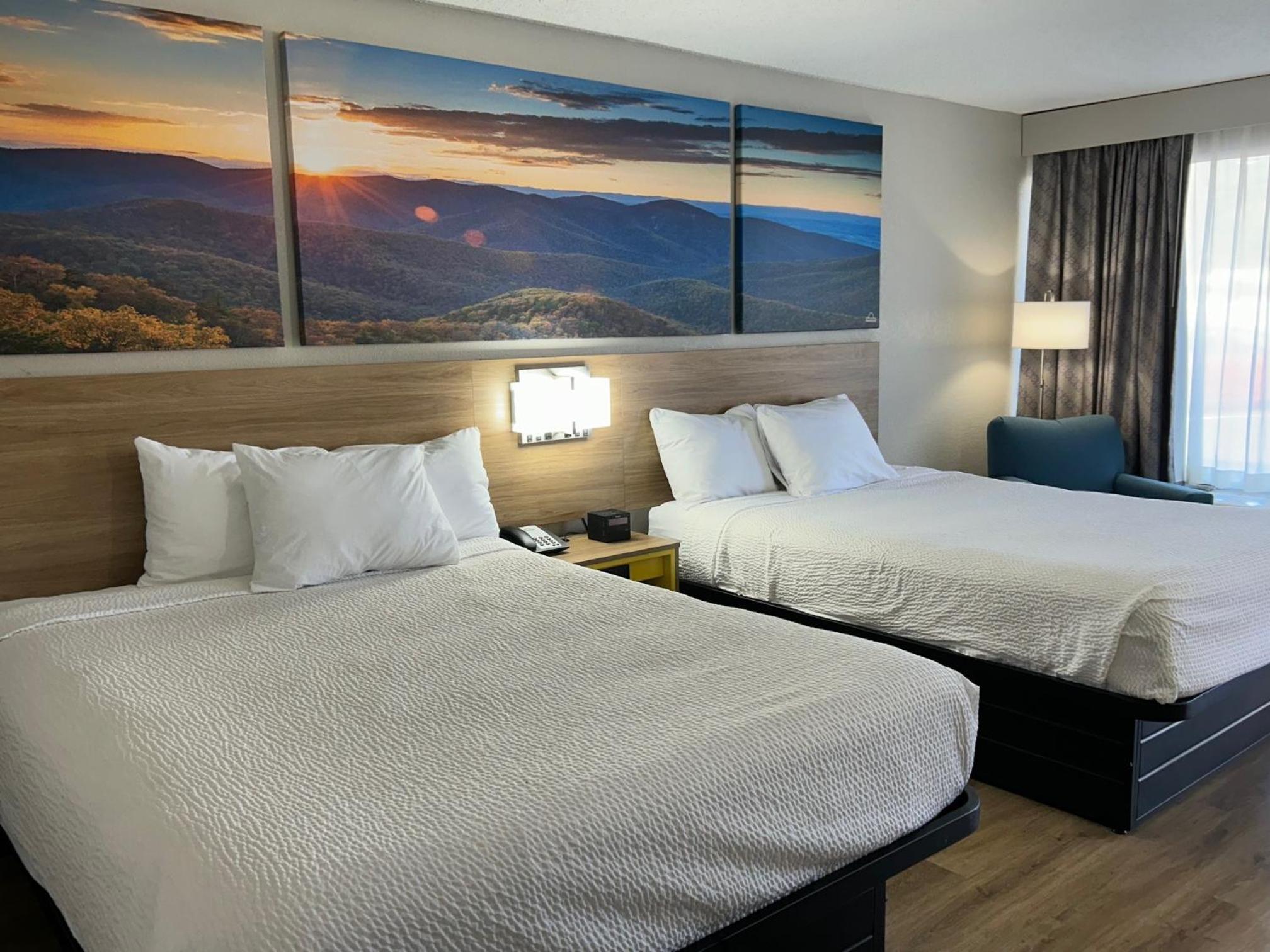 Queen Room with Two Queen Beds - Non-Smoking - Photo 10
