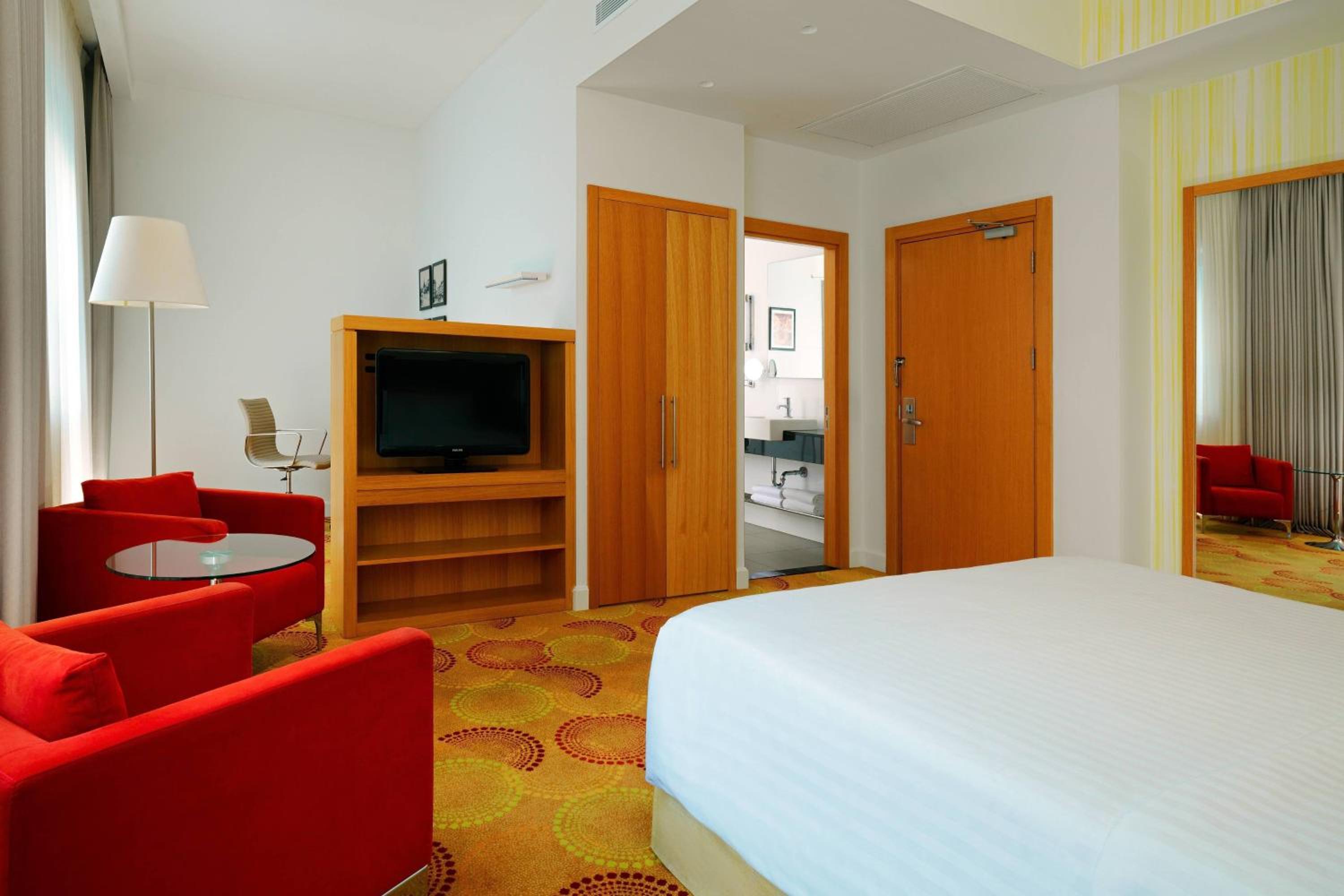 Deluxe Grand Room, Larger Guest room, 1 King