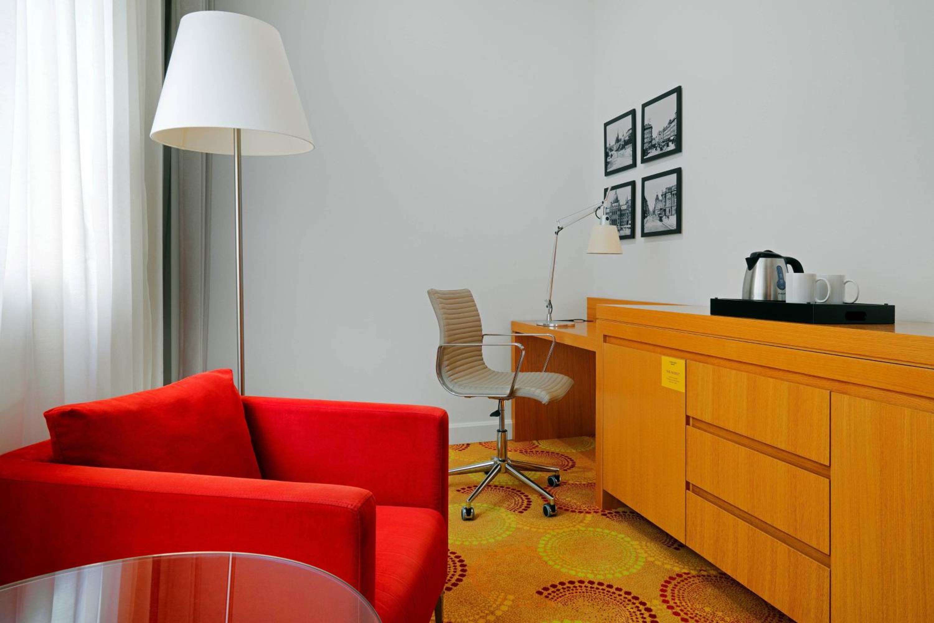 Deluxe Grand Room, Larger Guest room, 1 King