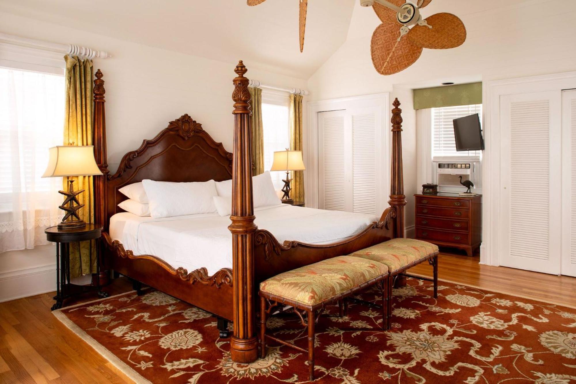 Master Suite with King bed - Photo 1
