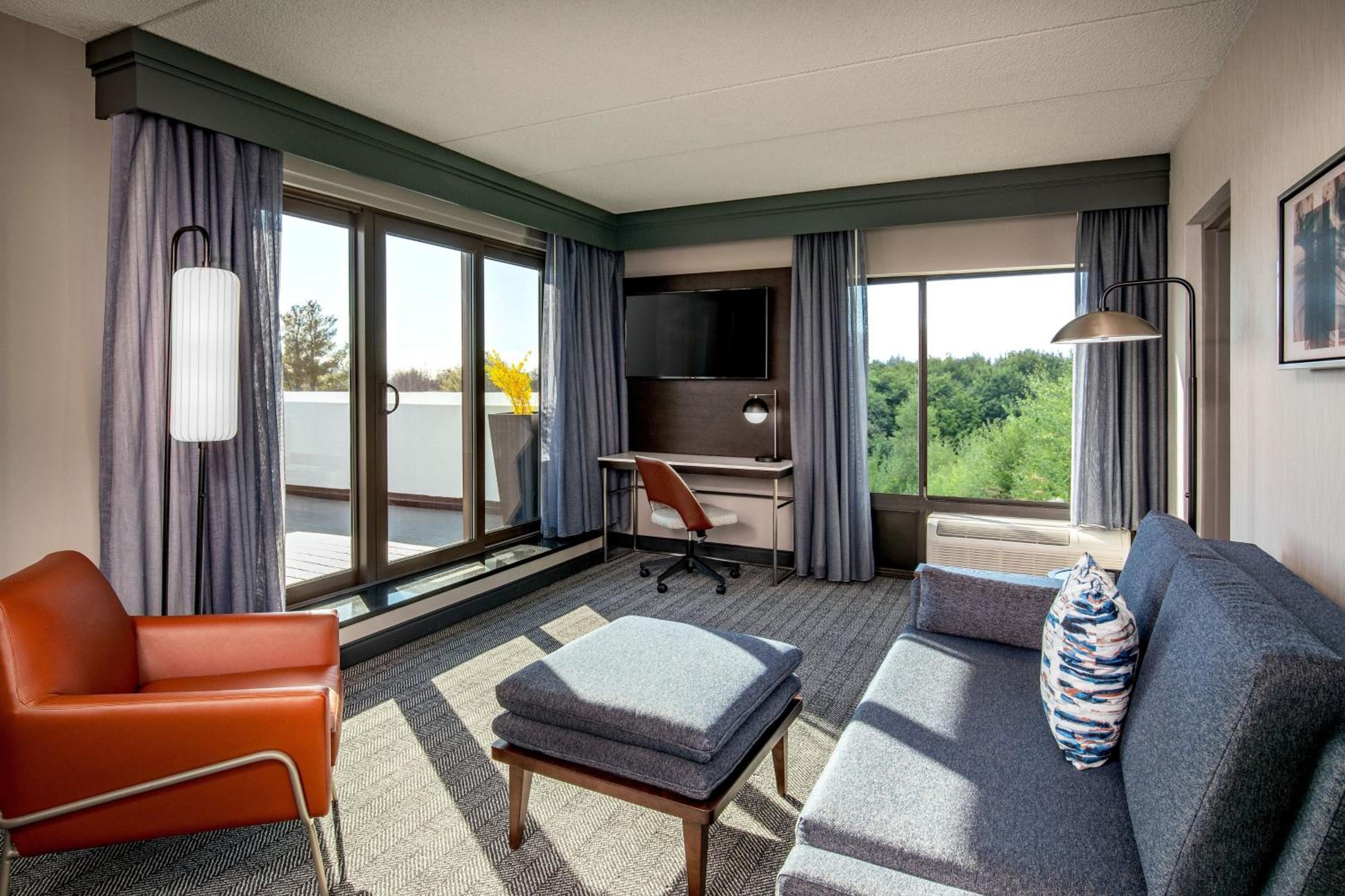 One-Bedroom King Suite - Photo 7