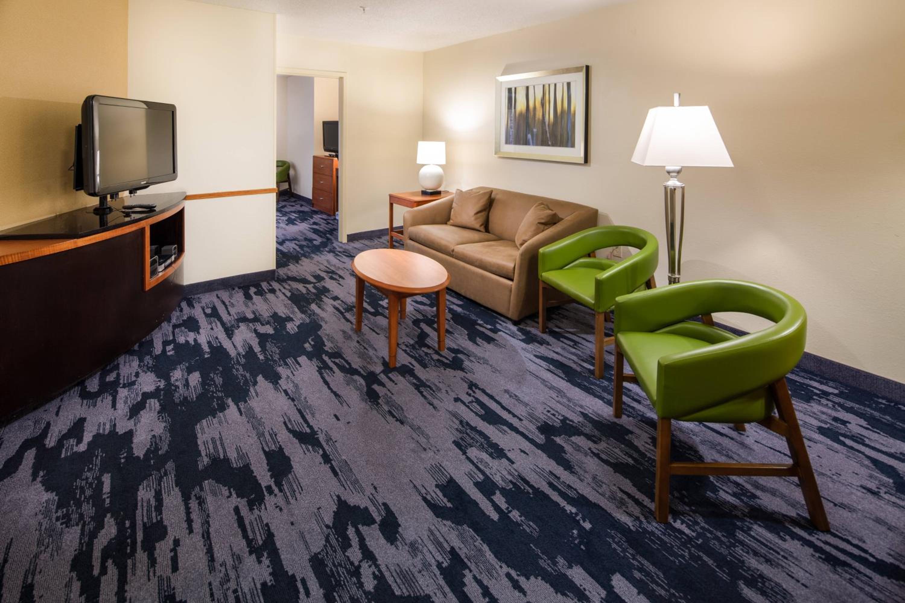 1 Bedroom 2 room Suite, 1 King, Sofa bed - Photo 4