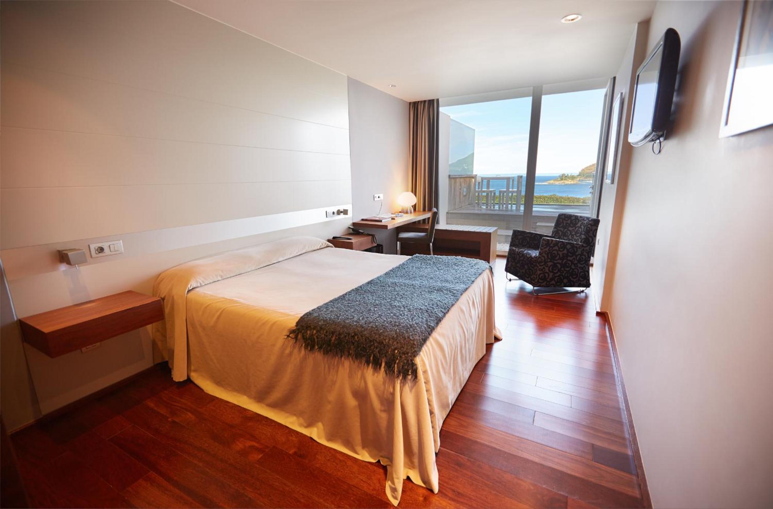 Double or Twin Room with Terrace and Sea View - Photo 3