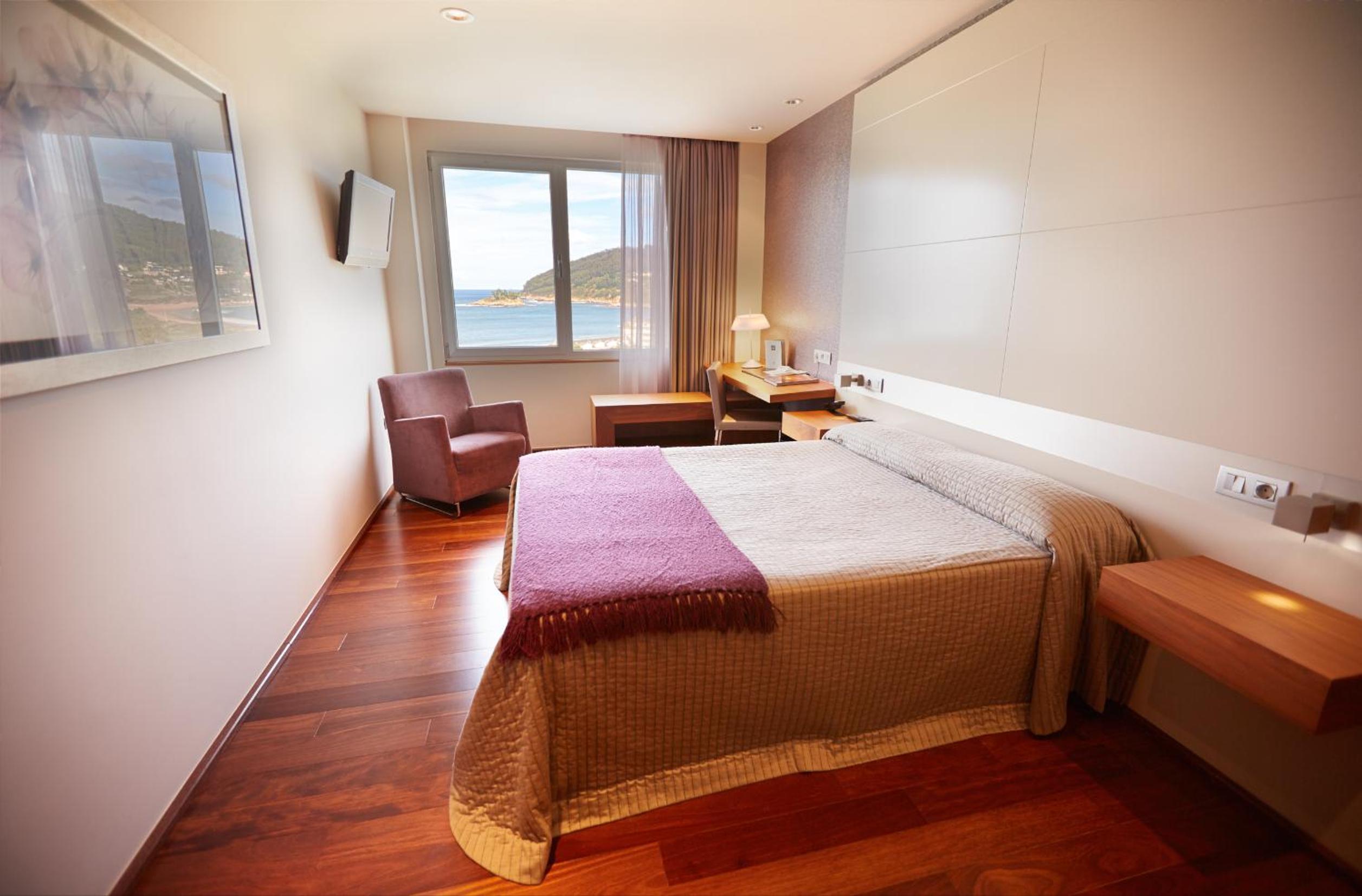 Double or Twin Room with Sea View - Photo 10