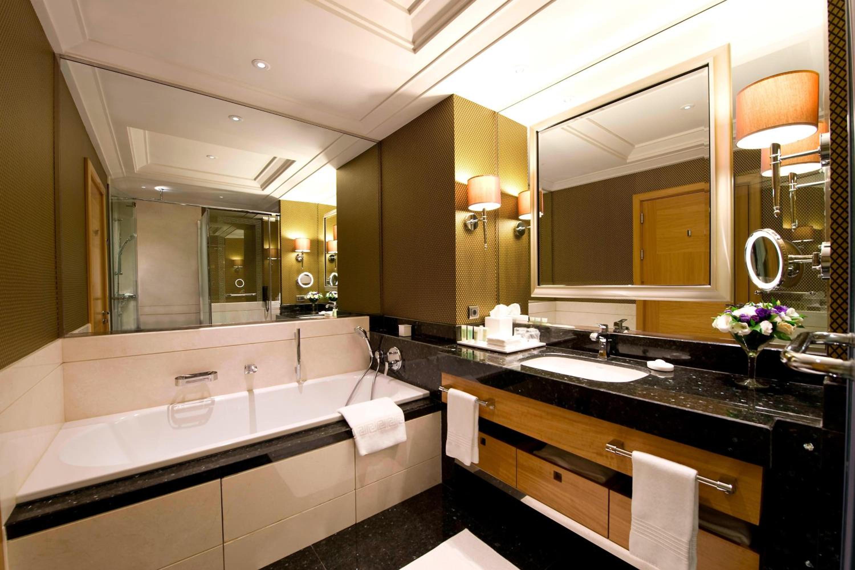 Deluxe Room with City View - Photo 4