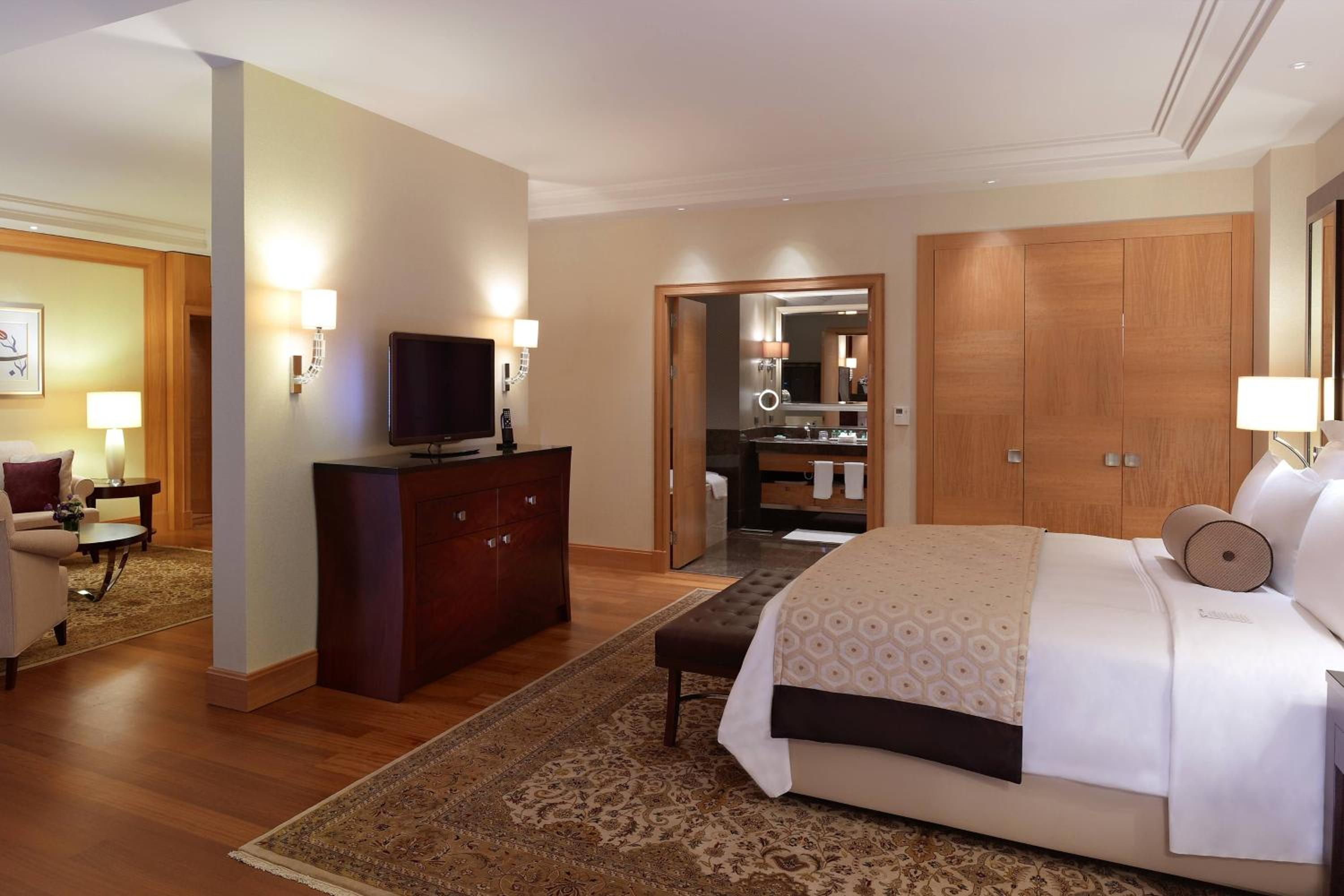 Executive Suite with Executive Lounge Access - Photo 11