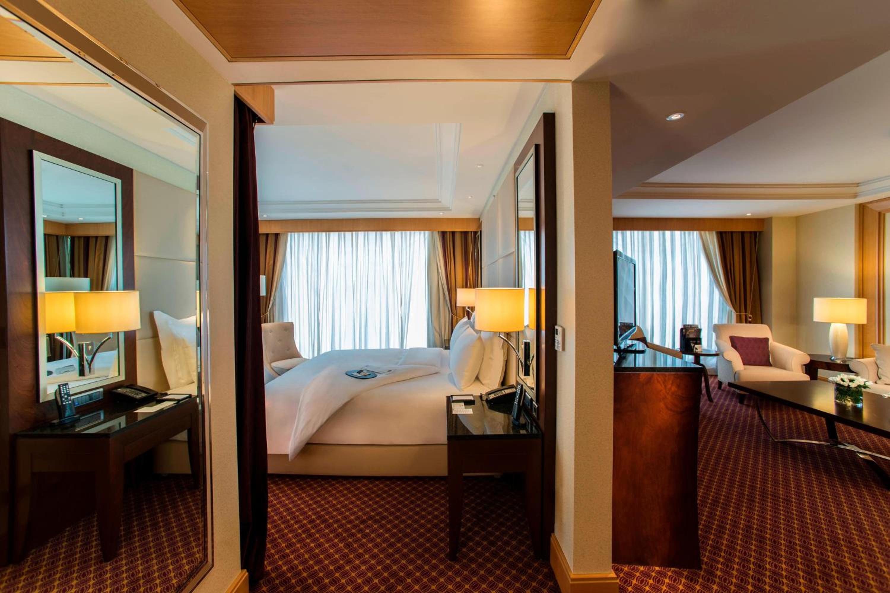 Executive Suite with Executive Lounge Access - Photo 10