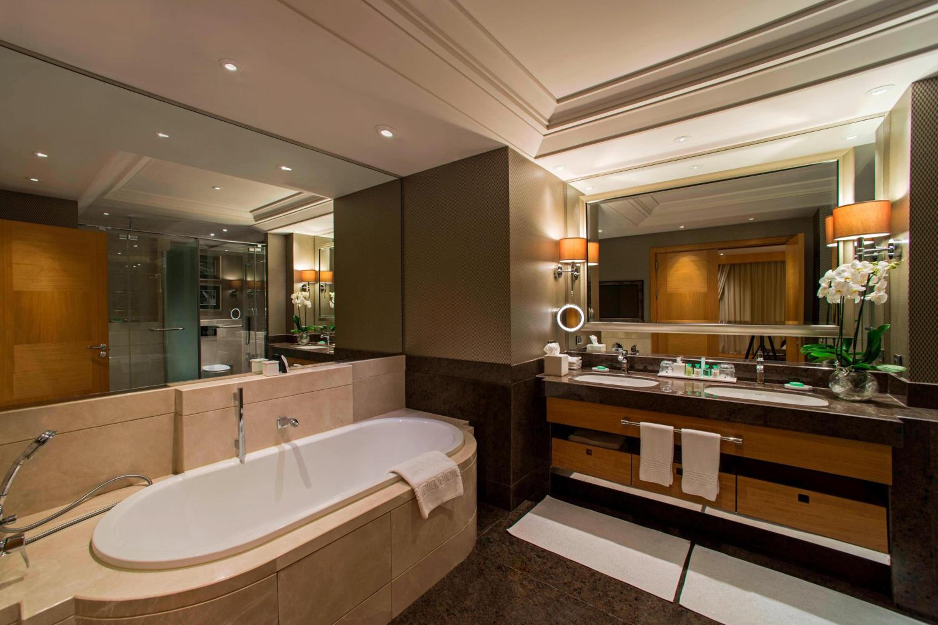 Executive Suite with Executive Lounge Access - Photo 7