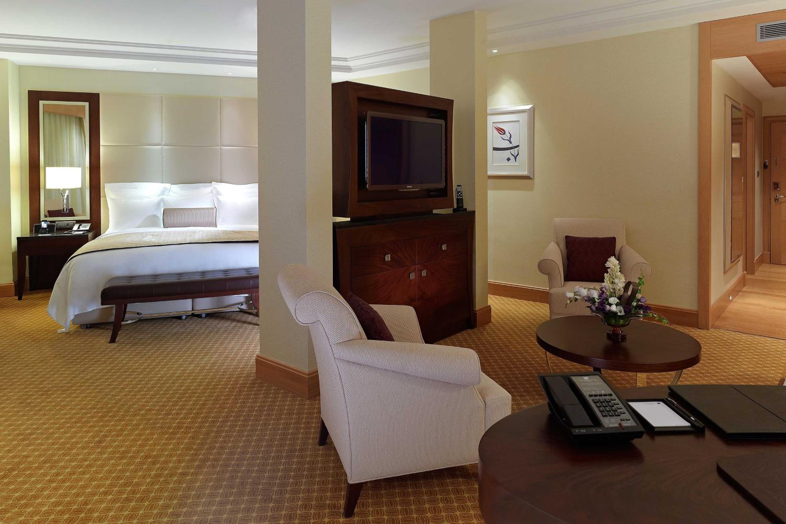 Junior Suite with Executive Lounge Access - Photo 6