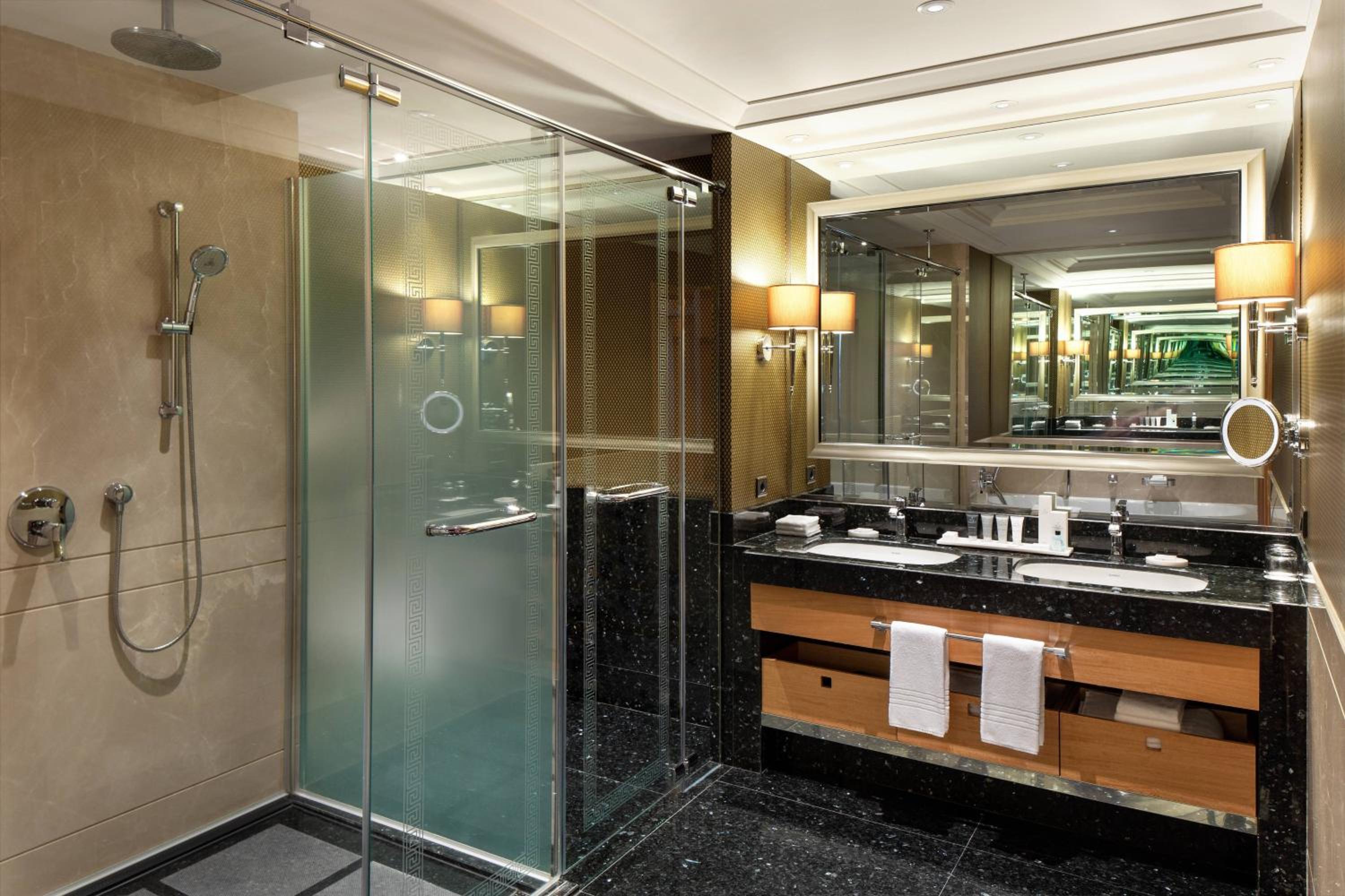 Junior Suite with Executive Lounge Access - Photo 7