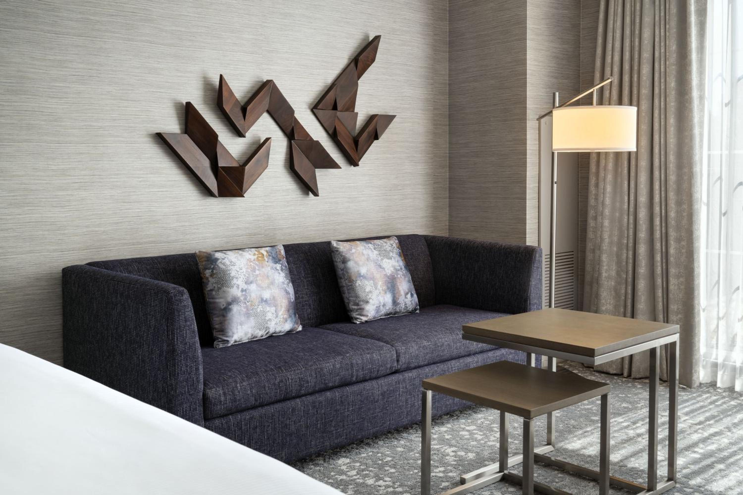 Guest room, 1 King, Corner room - Photo 3