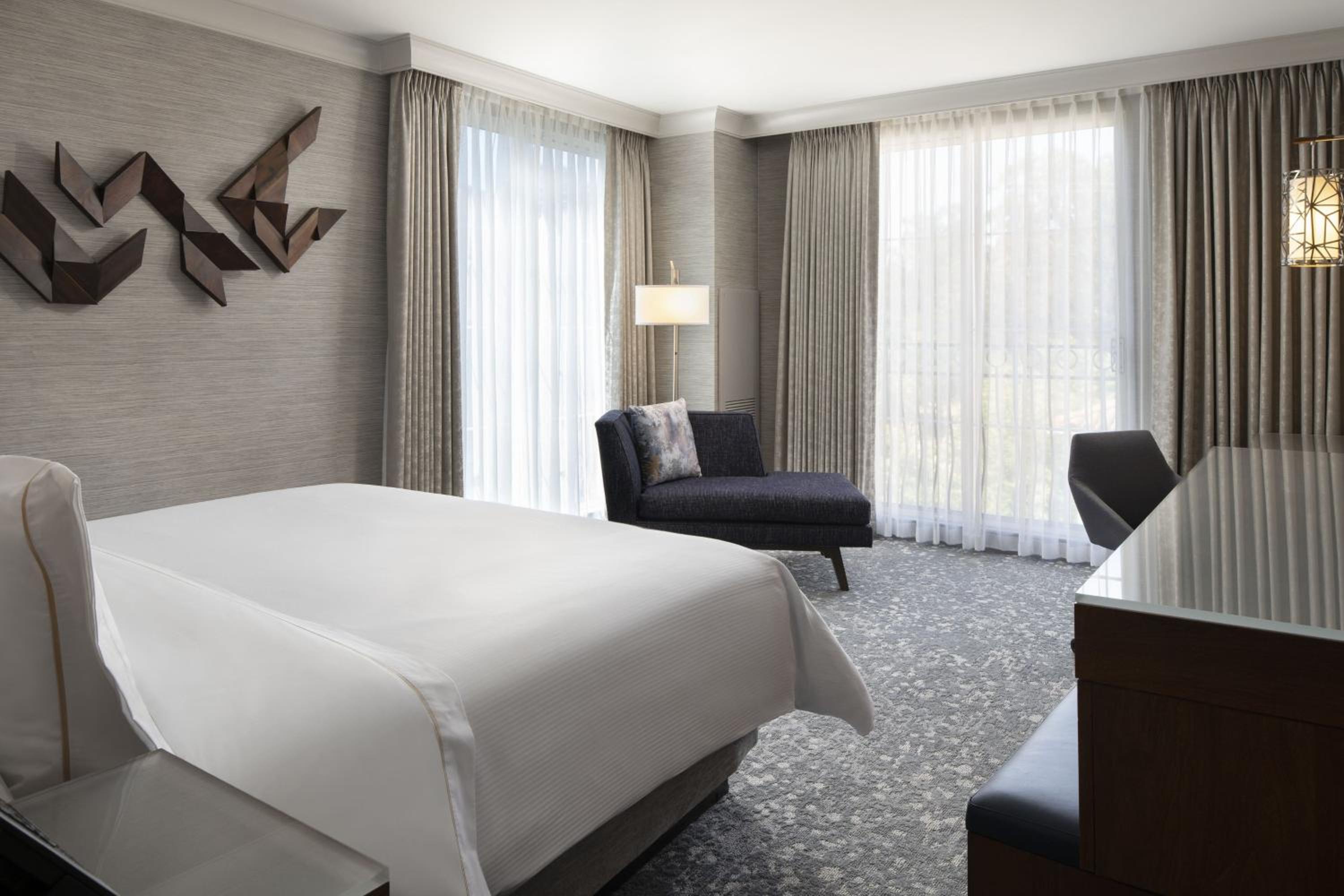 Corner King Room with Sofa Bed - Hearing Accessible - Photo 3