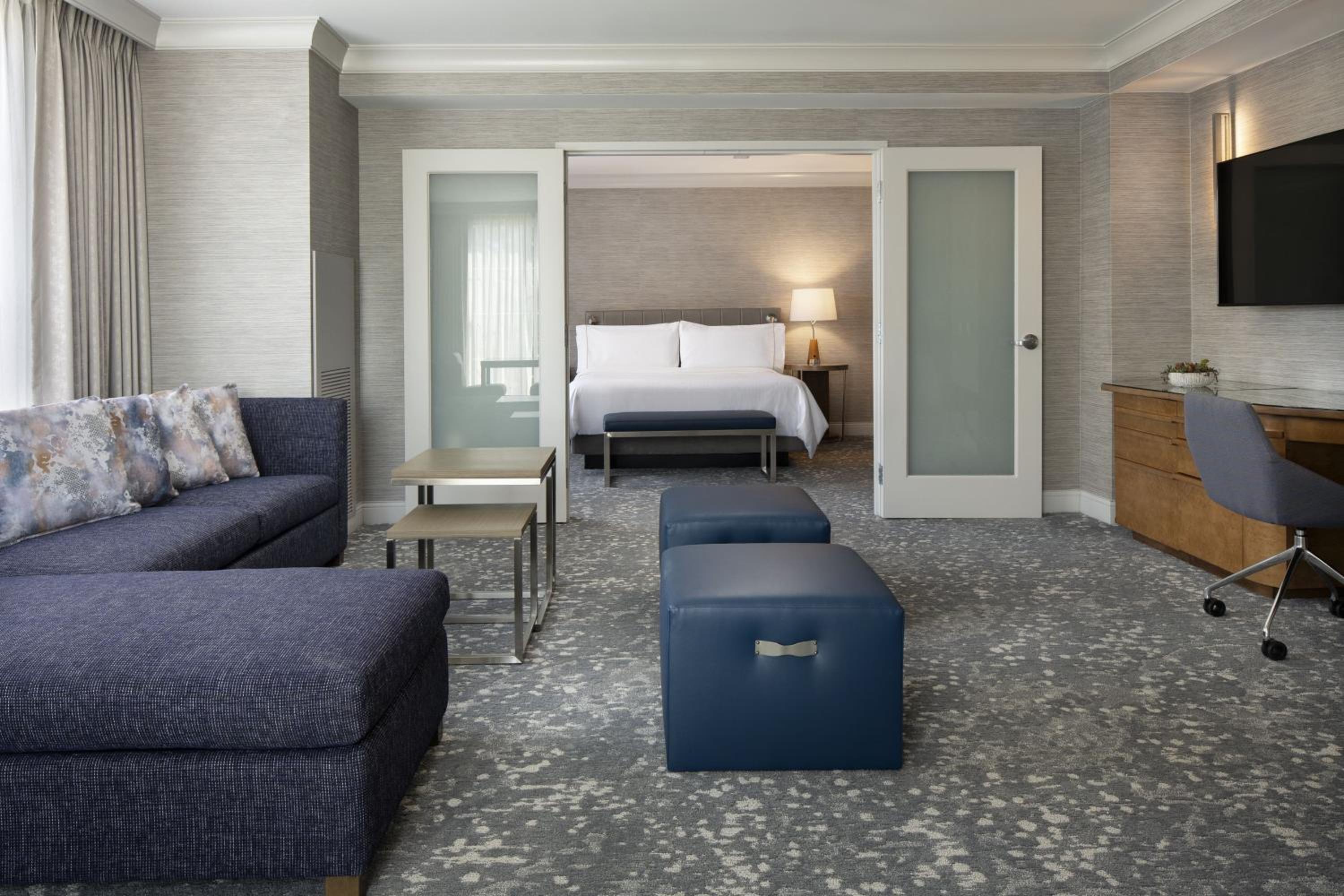 1 Bedroom Suite, 1 King, Sofa bed, High floor (Mobility Accessible w/ Tub) - Photo 2