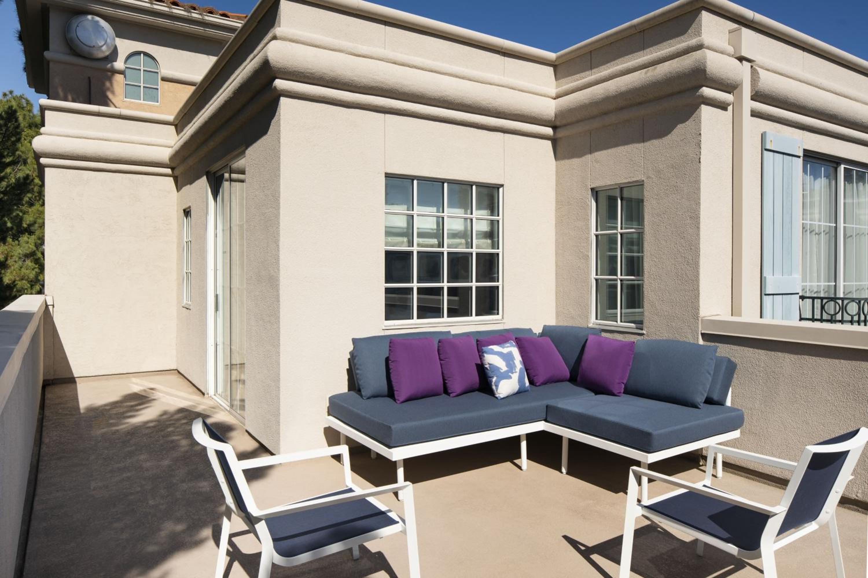 Suite, 1 King, Courtyard view, Top floor, Balcony (Mobility Accessible w/ Tub) - Photo 5