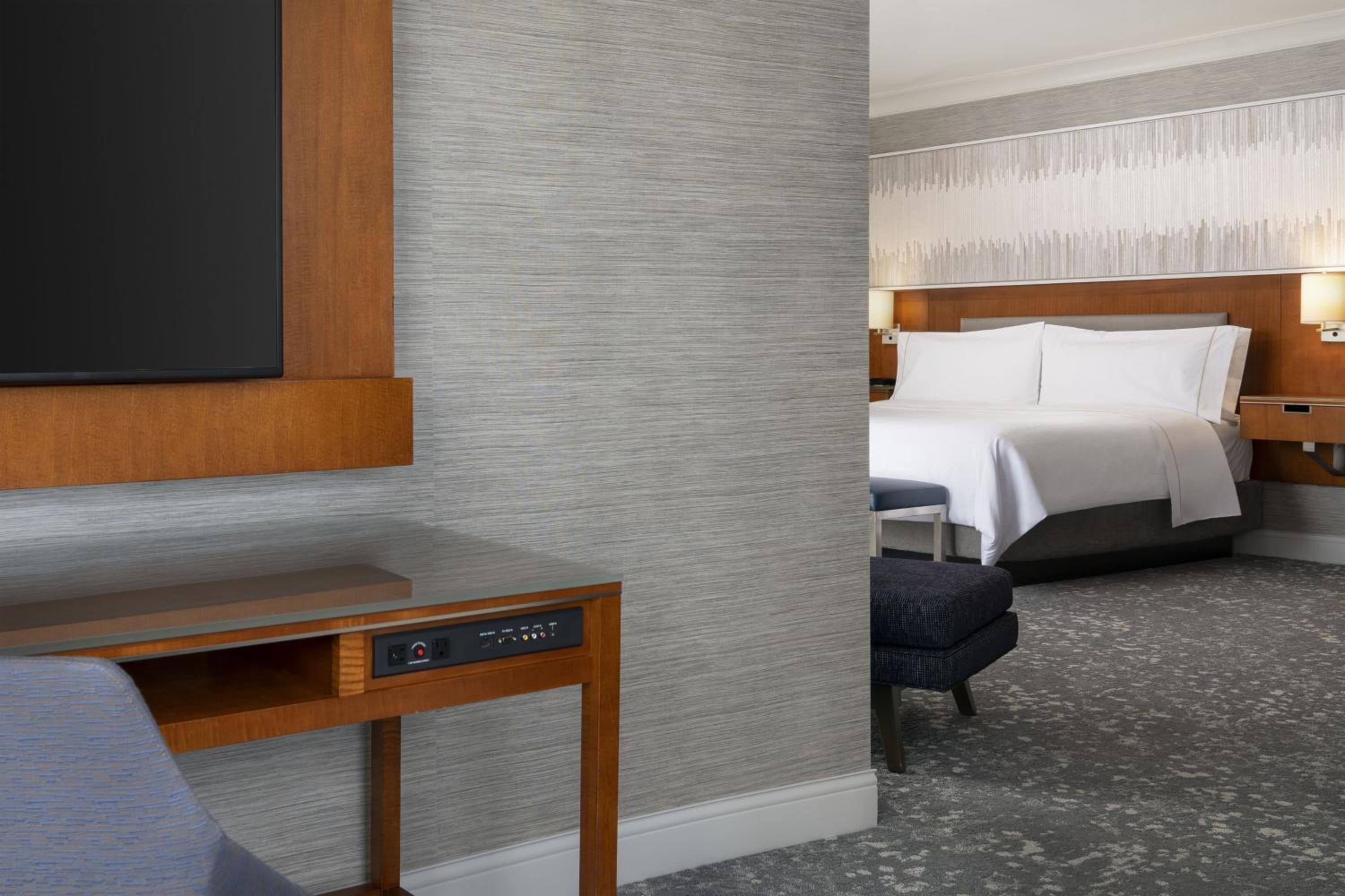 Junior Suite, 1 King, Sofa bed, Courtyard view, Corner room (Mobility Accessible w/ Tub) - Photo 2