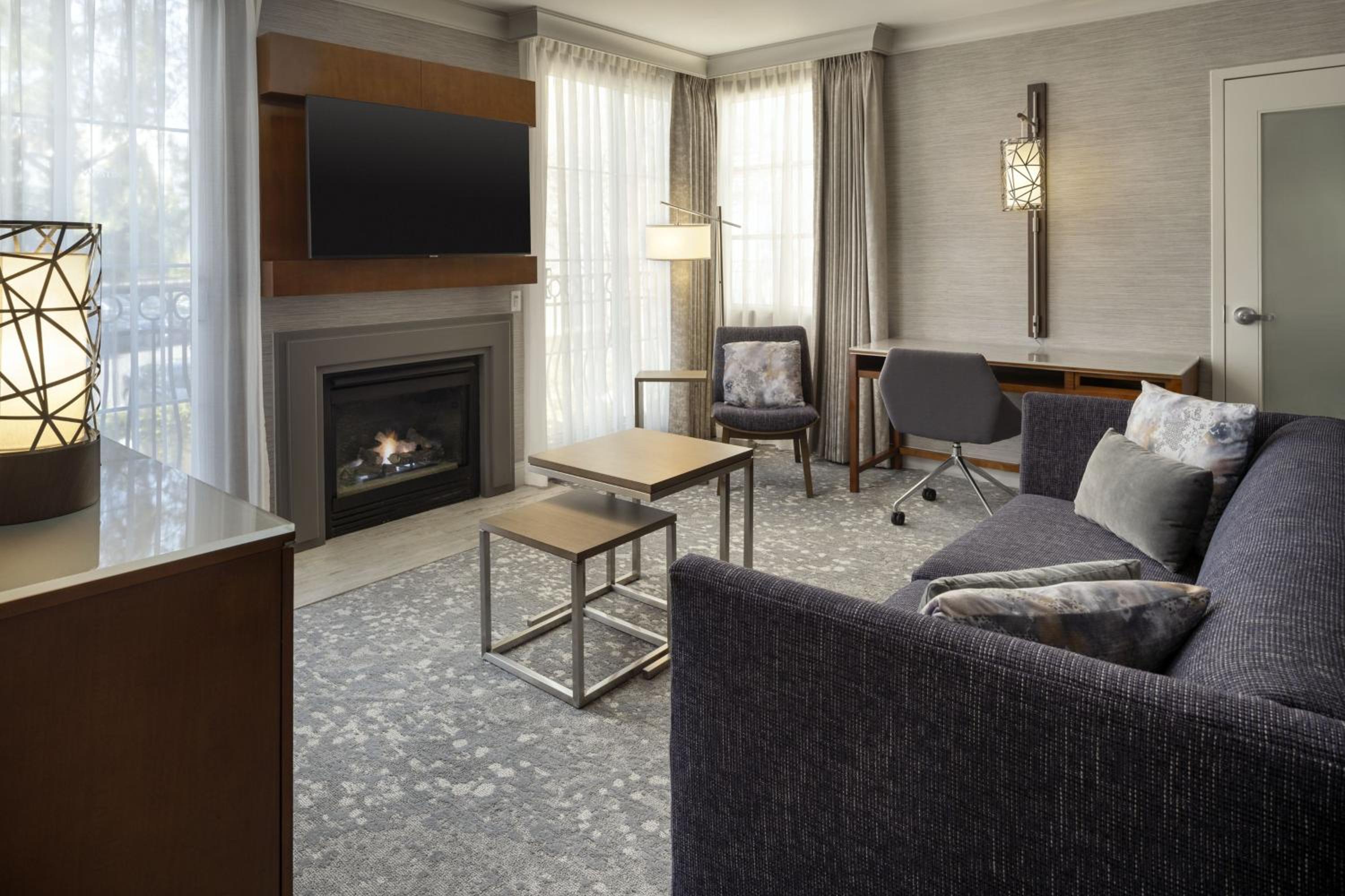 Suite, 1 Queen, Sofa bed, Fireplace (Mobility Accessible w/ Roll-in Shower) - Photo 1