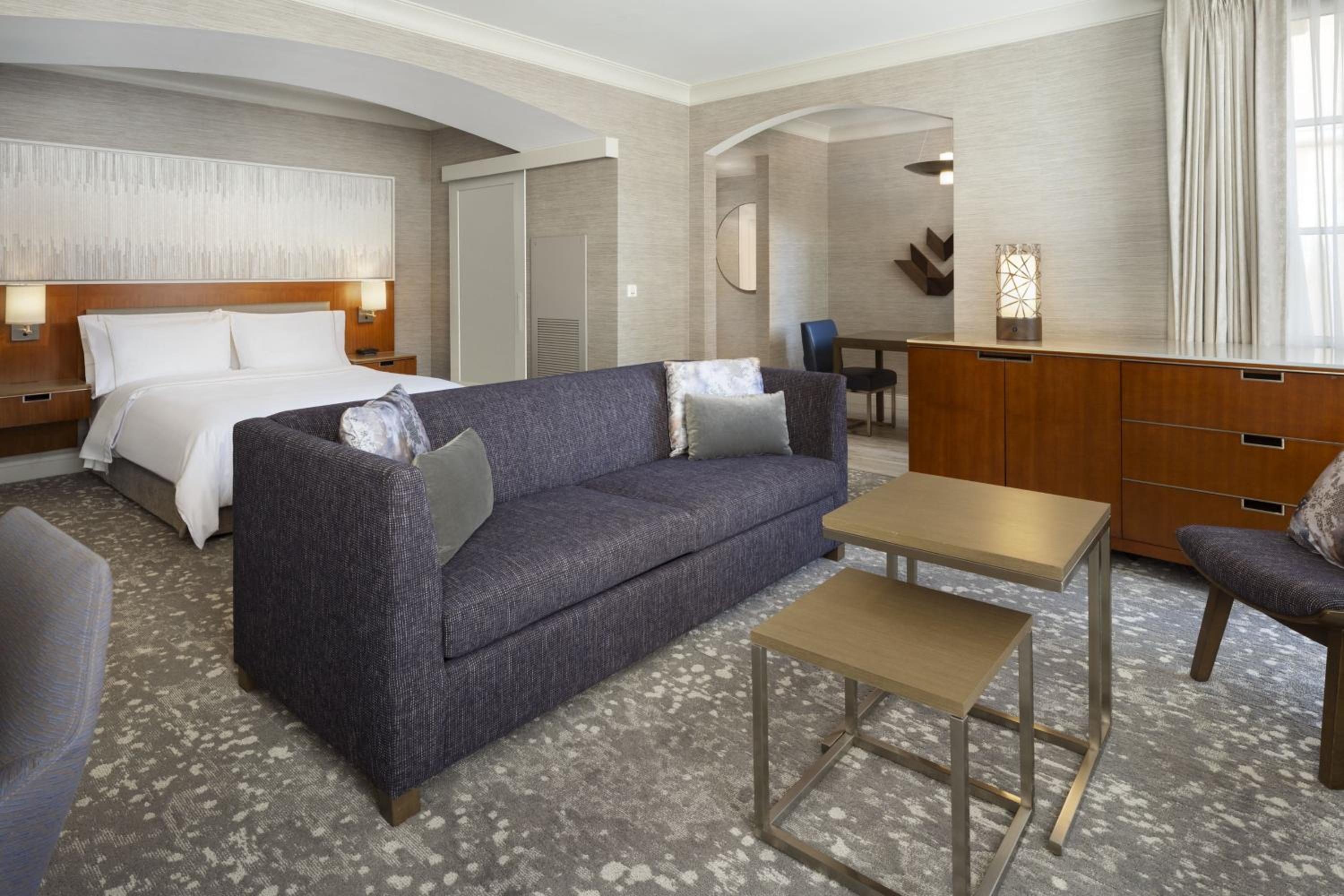 Suite, 1 Queen, Sofa bed, Fireplace (Mobility Accessible w/ Roll-in Shower) - Photo 3