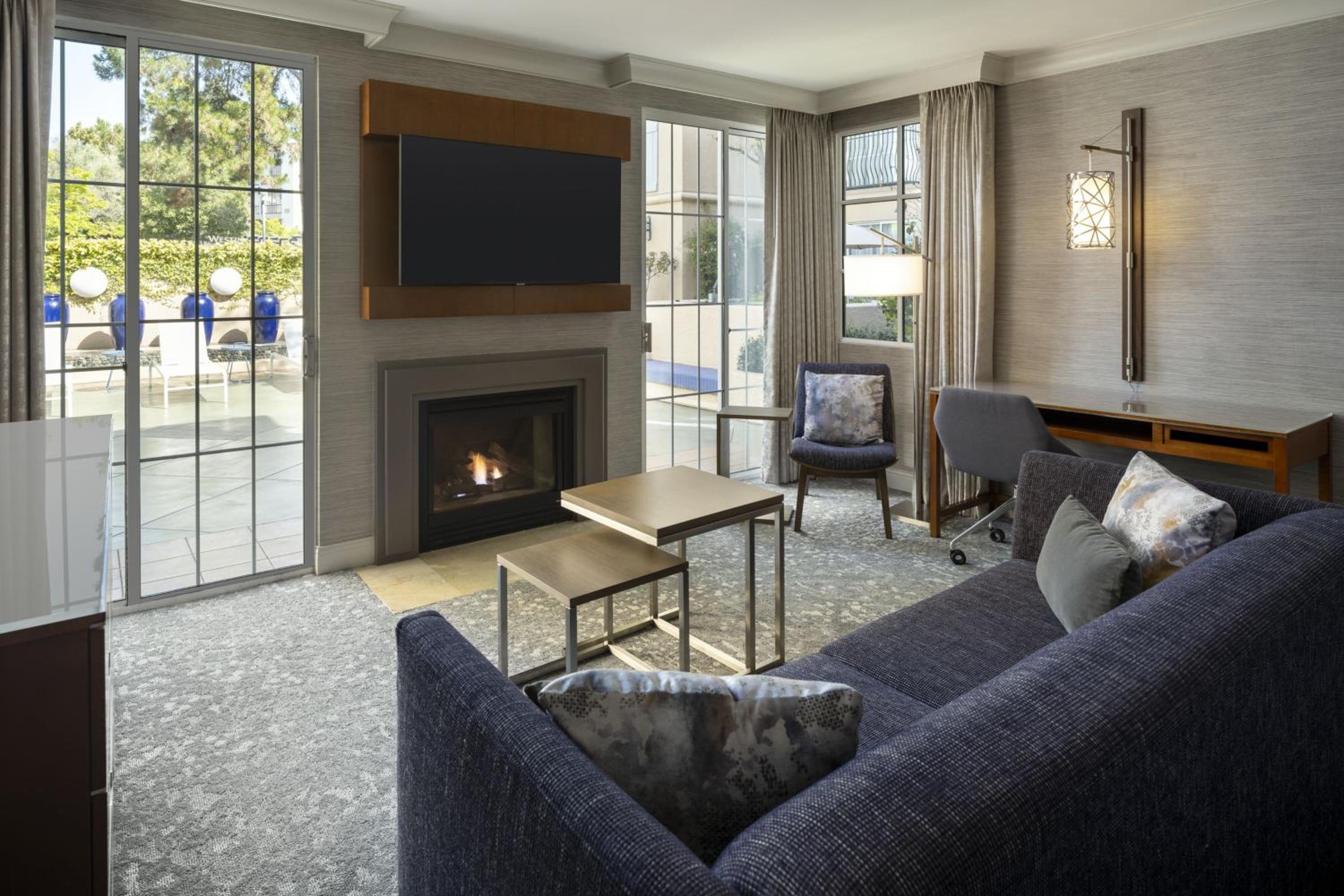 Suite, 1 Queen, Sofa bed, Fireplace (Mobility Accessible w/ Roll-in Shower) - Photo 2