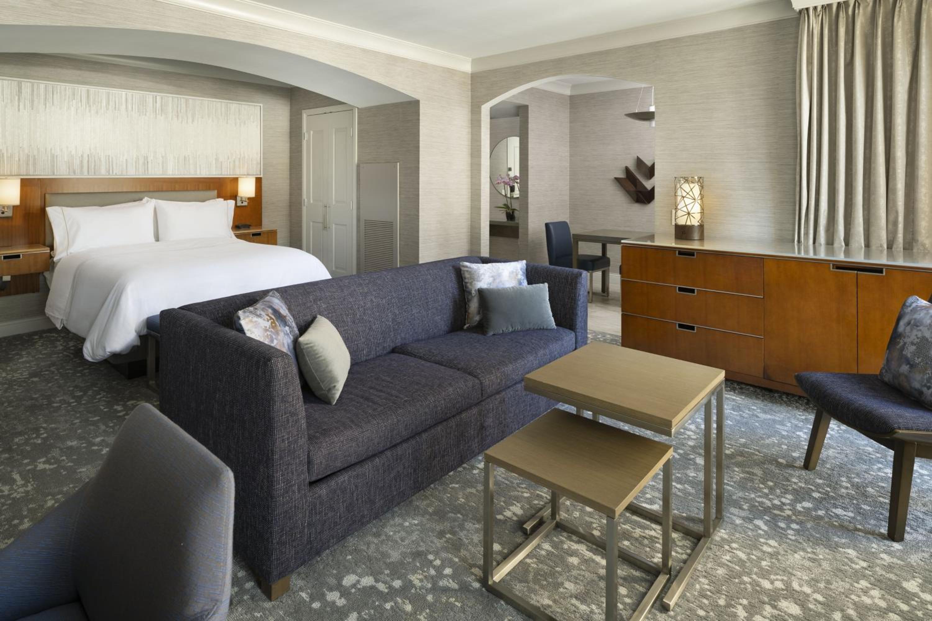 Suite, 1 Queen, Sofa bed, Fireplace (Mobility Accessible w/ Roll-in Shower) - Photo 4