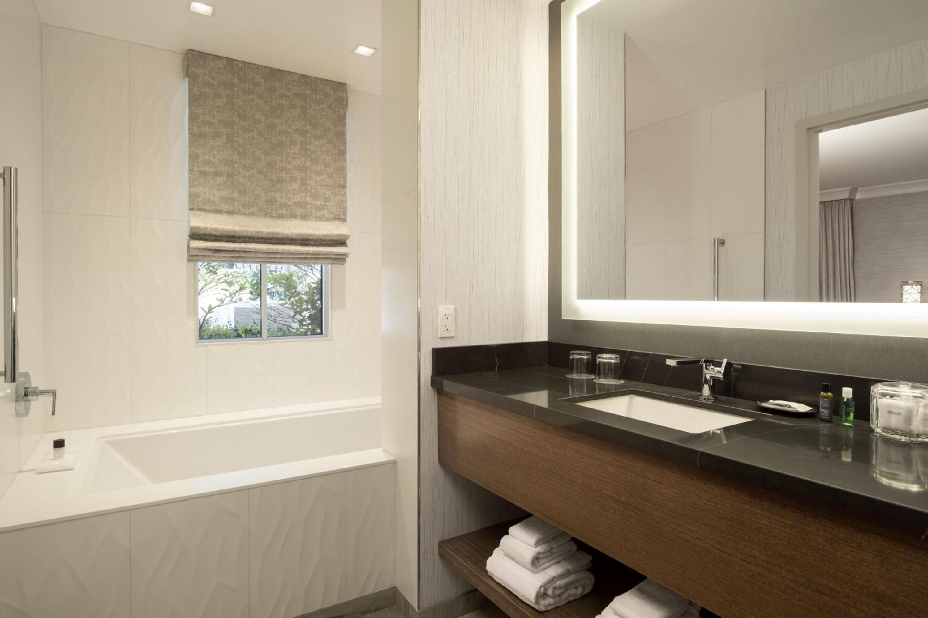 Suite, 1 Queen, Sofa bed, Fireplace (Mobility Accessible w/ Roll-in Shower) - Photo 5
