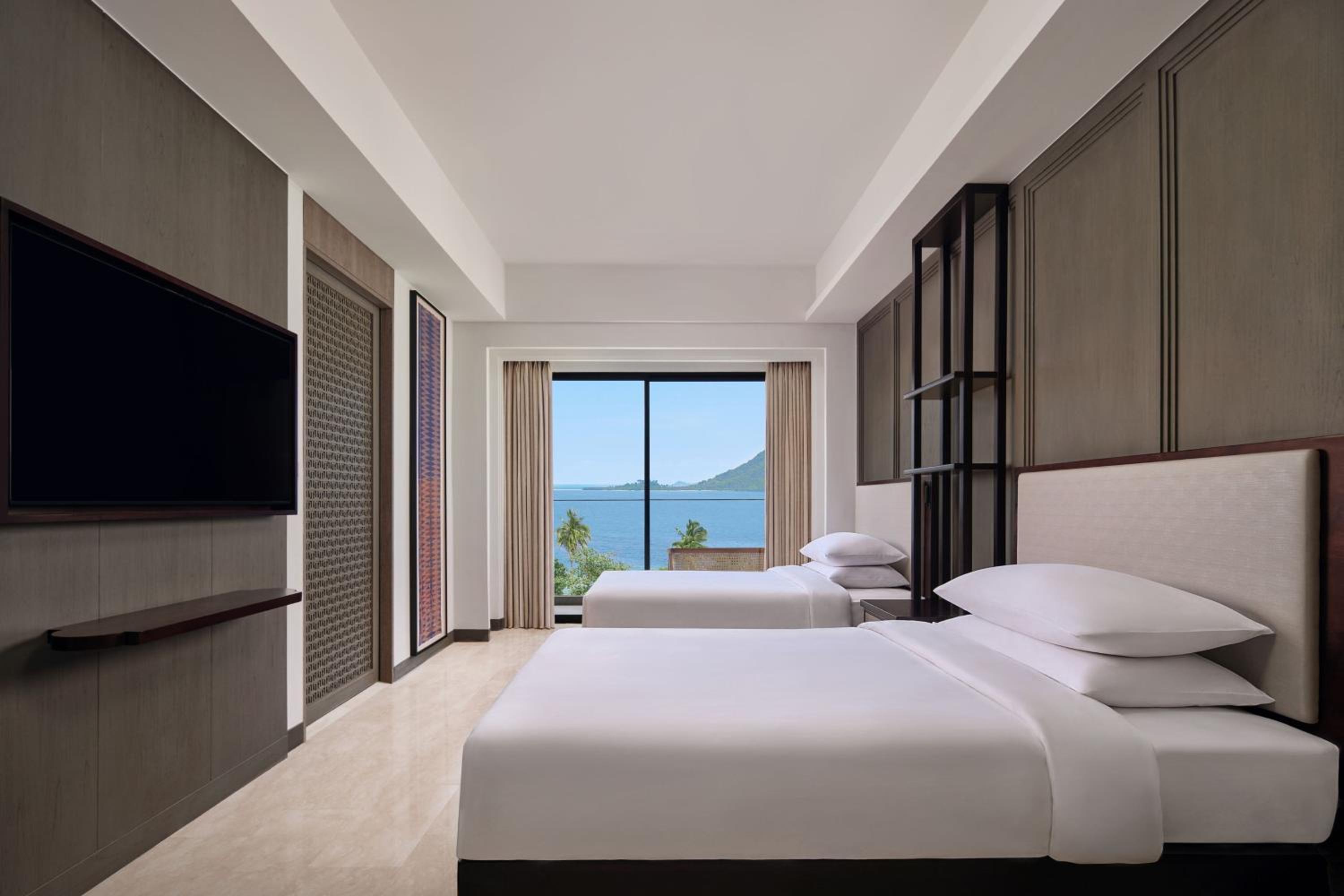 Premium Double Room with Two Double Beds and Ocean View - Photo 4