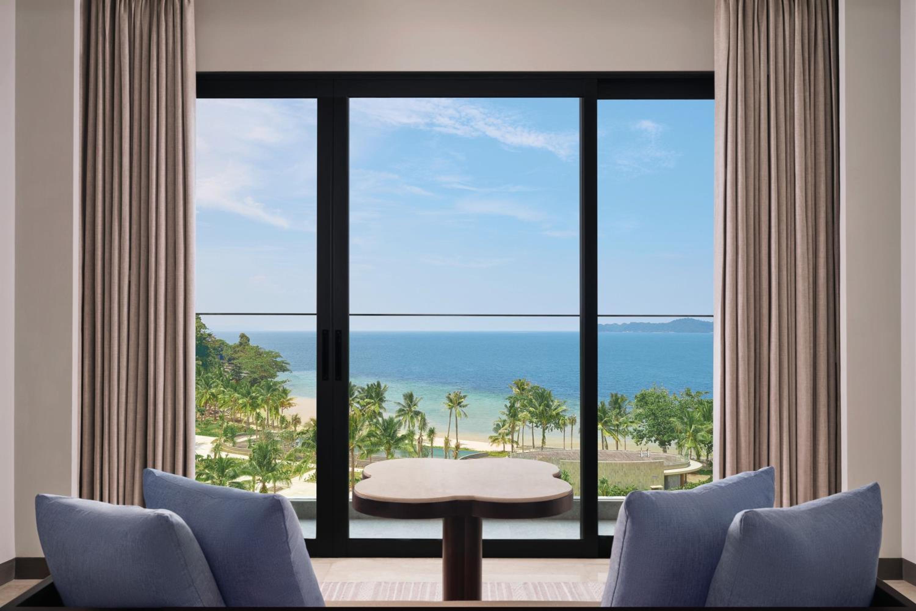 Premium King Room with Tub and Ocean View  - Photo 4