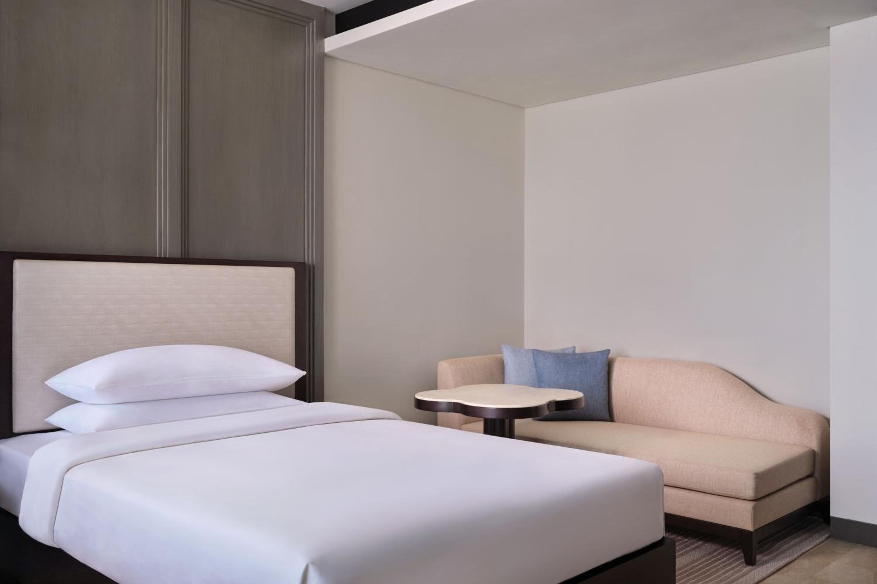 Premium Double Room with Two Double Beds and Ocean View - Photo 6