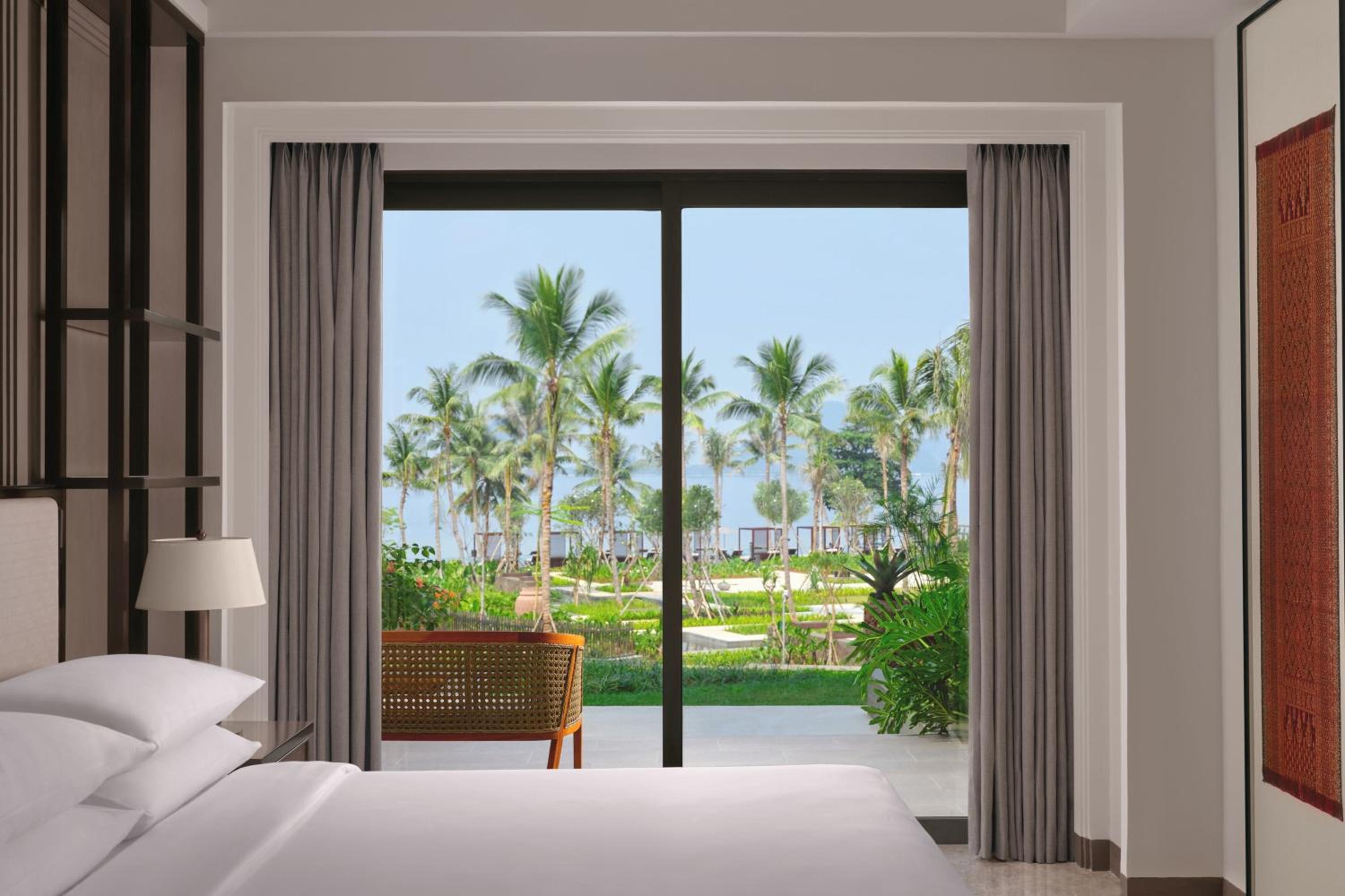 Premium King Spa Room with Tub and Ocean Facing View  - Photo 3