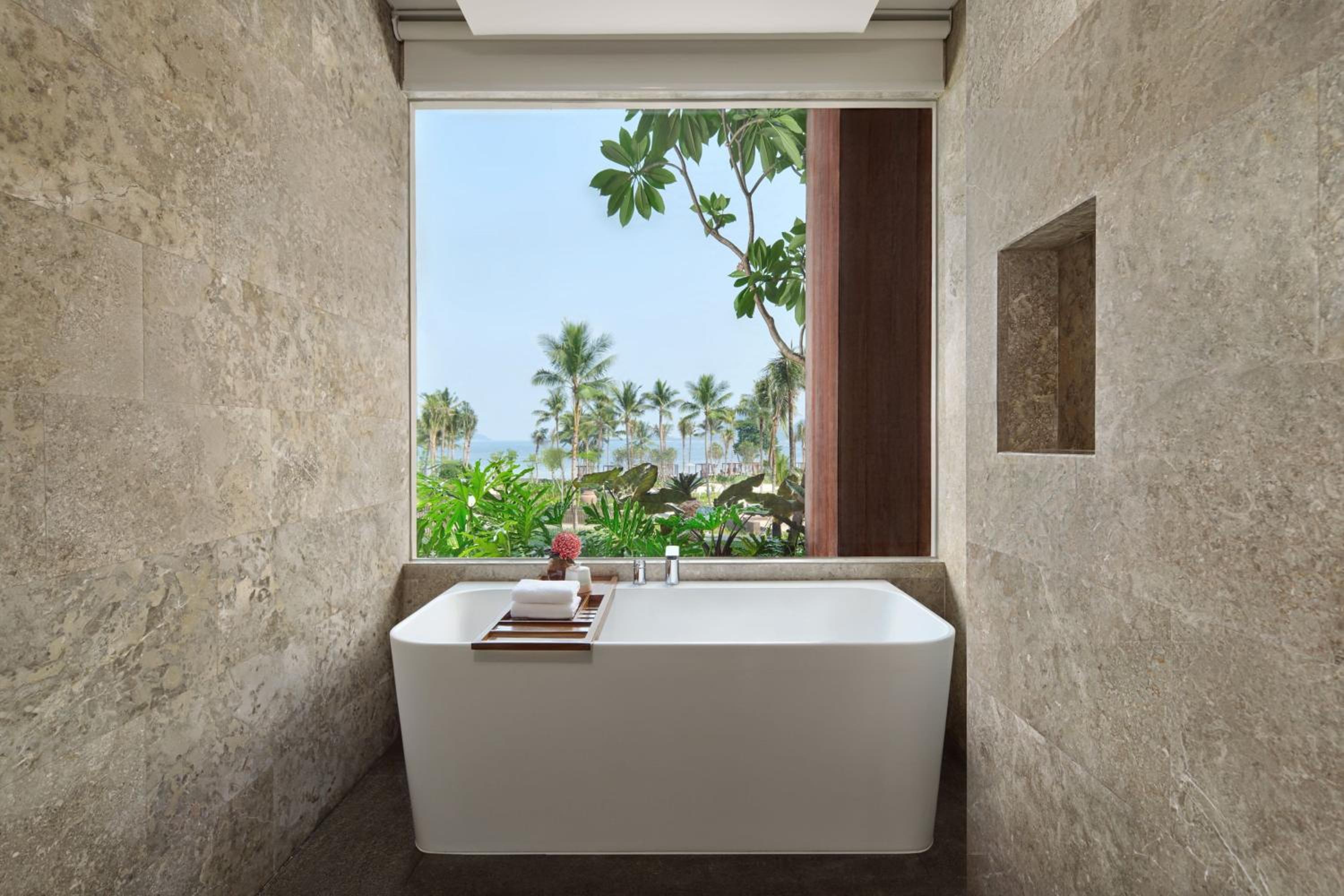 Premium King Spa Room with Tub and Ocean Facing View  - Photo 2