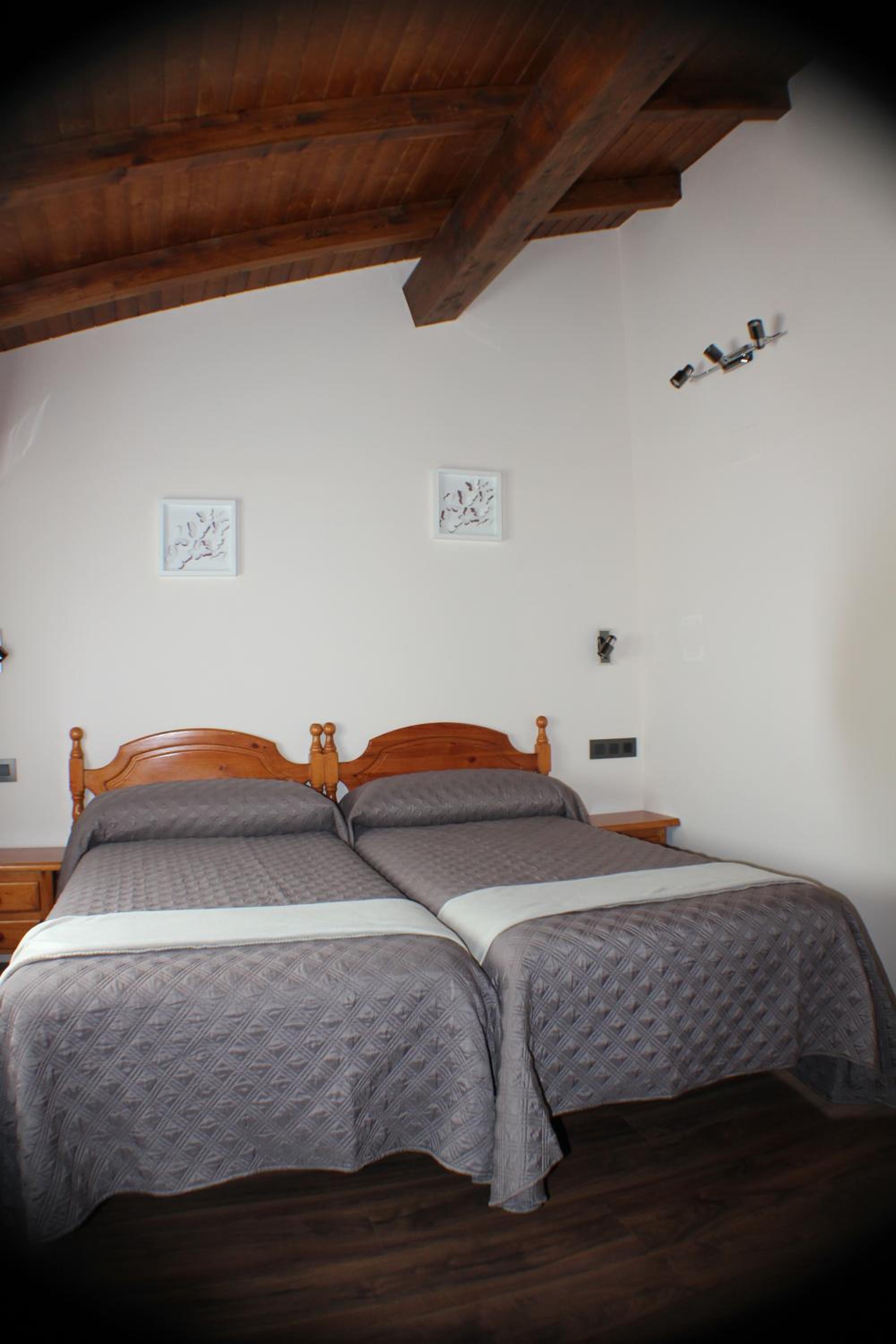Budget Twin Room - Photo 7